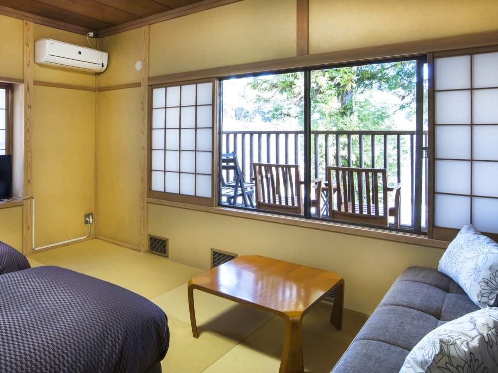 Japanese and Western rooms 10 tatami mats + 8 tatami mats + wide rim 4 tatami mats (renovation / non-smoking room)