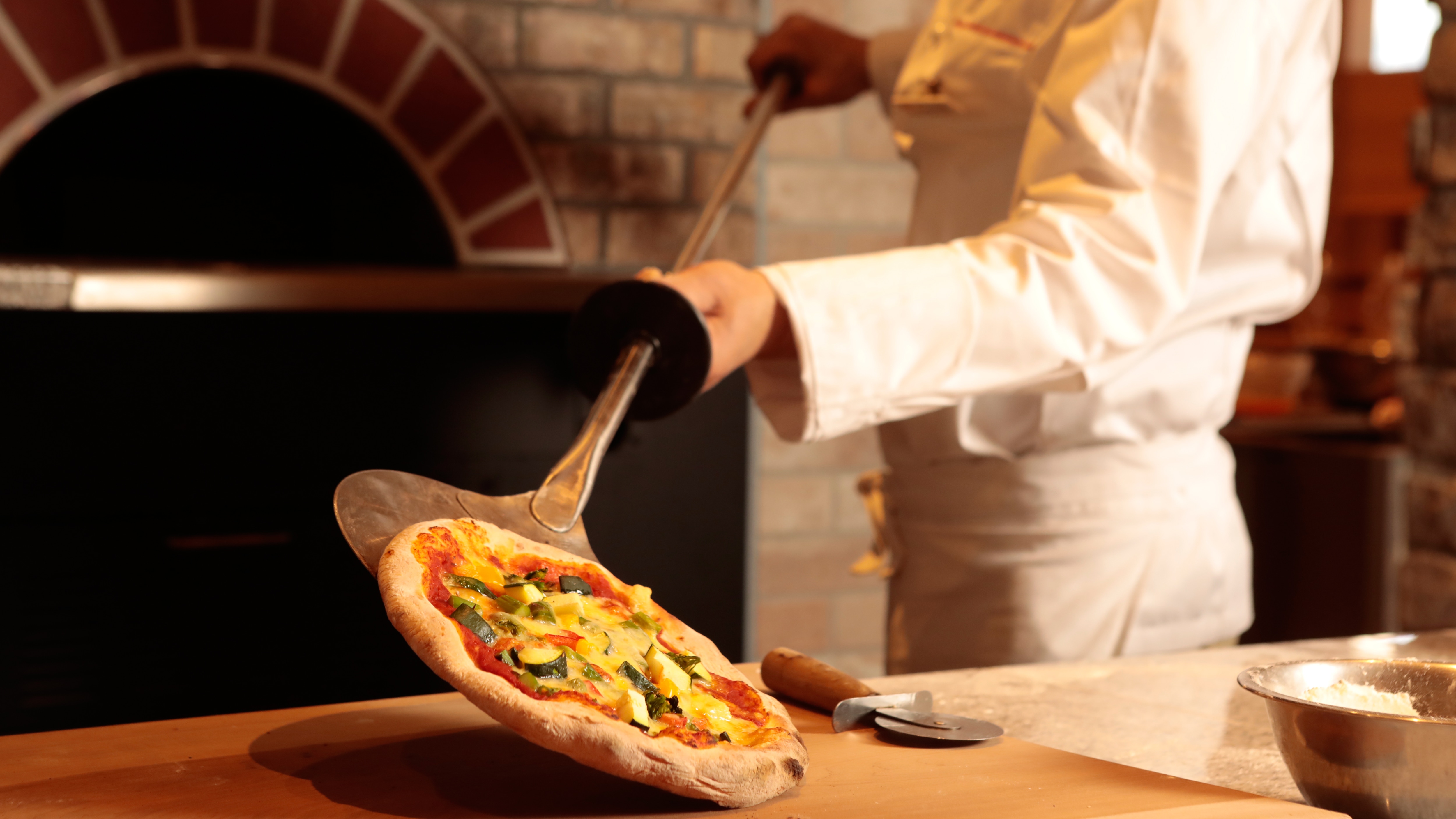 The dough of PIZZA freshly baked in a stone kettle is delicious ♪ Dinner buffet (Viking)