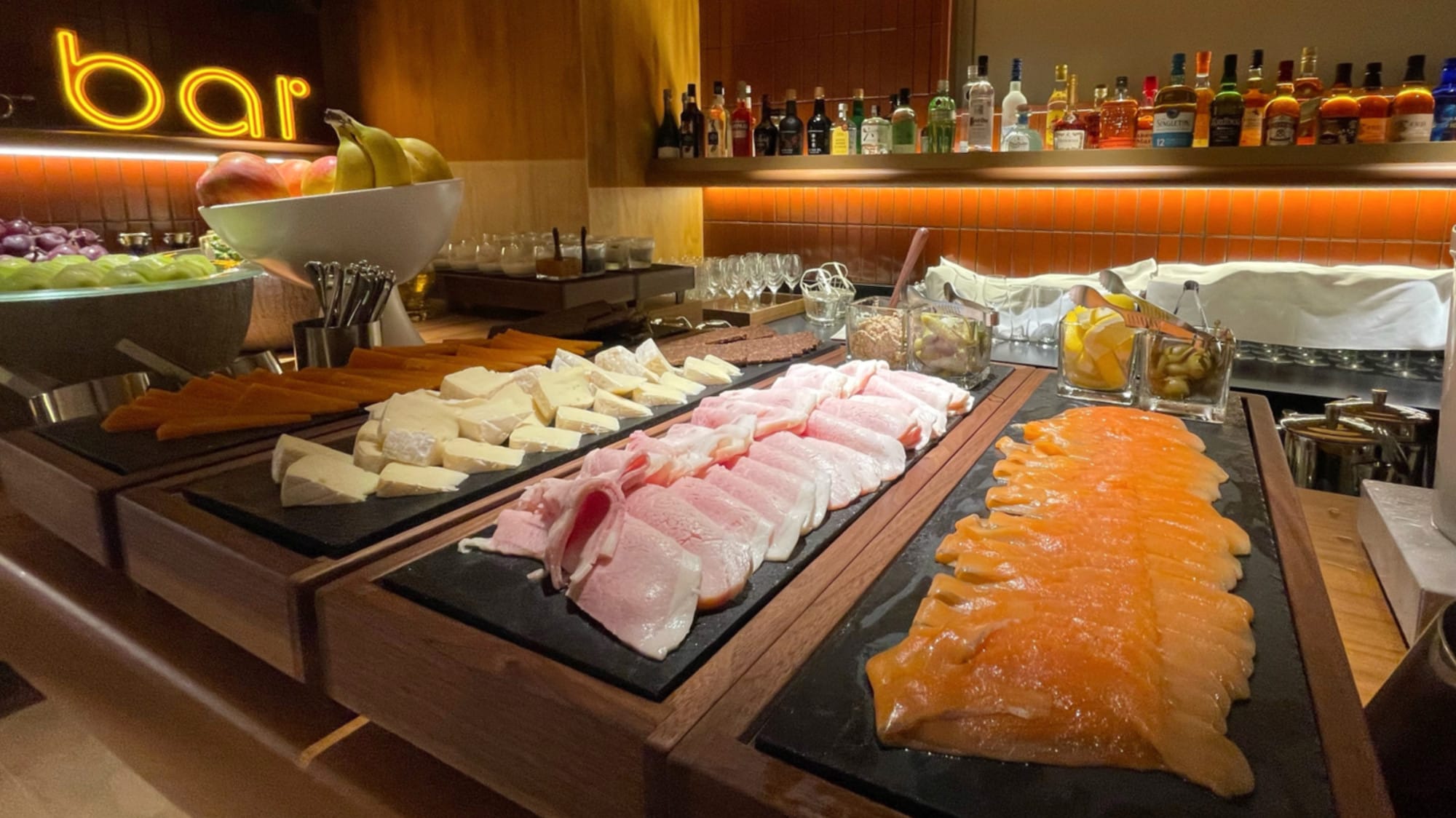 【自助早餐】煙燻鮭魚、火腿、卡芒貝爾起司、超級食物等。