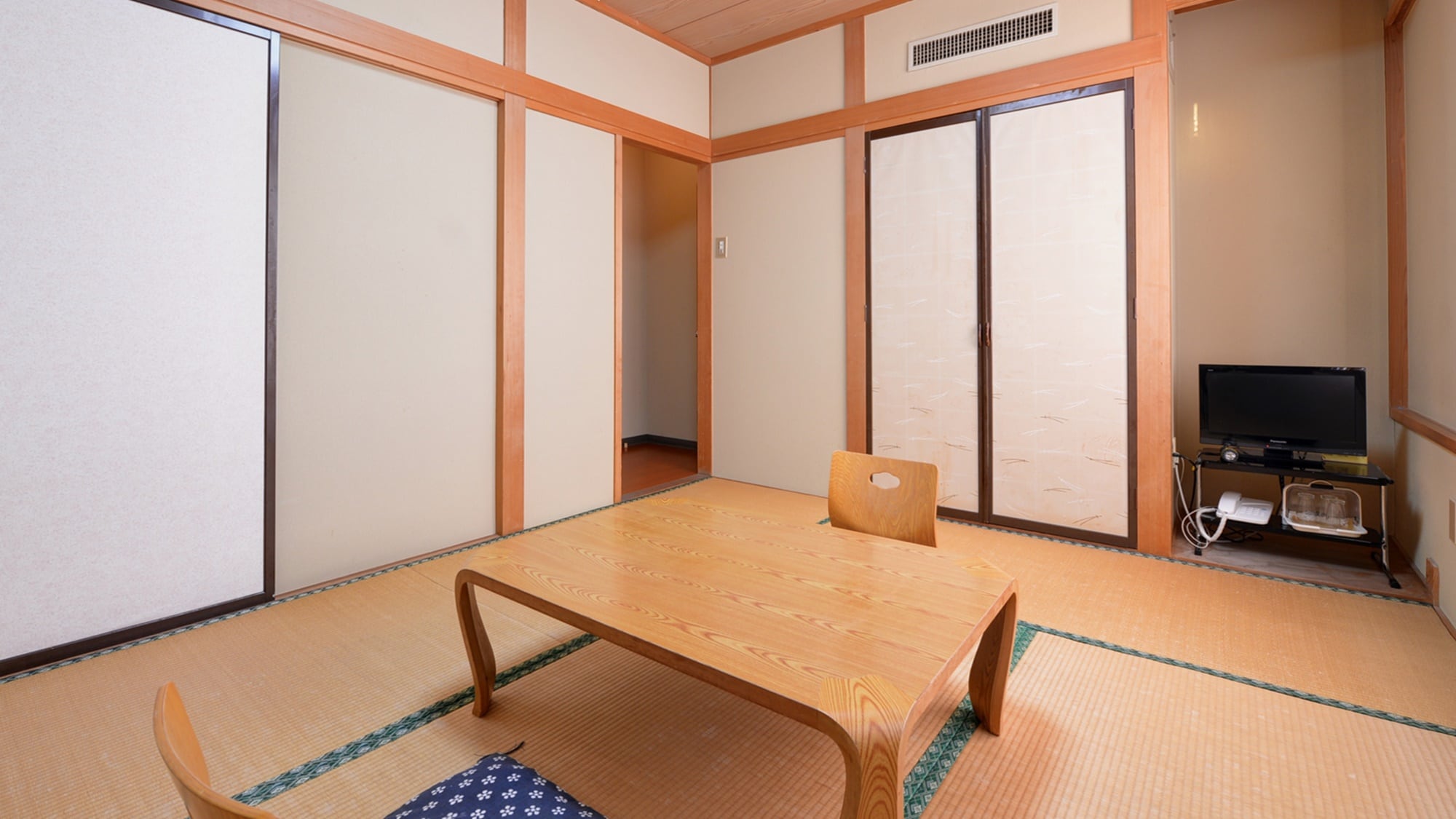 *Japanese-style room (6 tatami mats, with toilet) / Recommended for solo travelers and those who are on a hot spring trip! A relaxing, pure Japanese-style room.