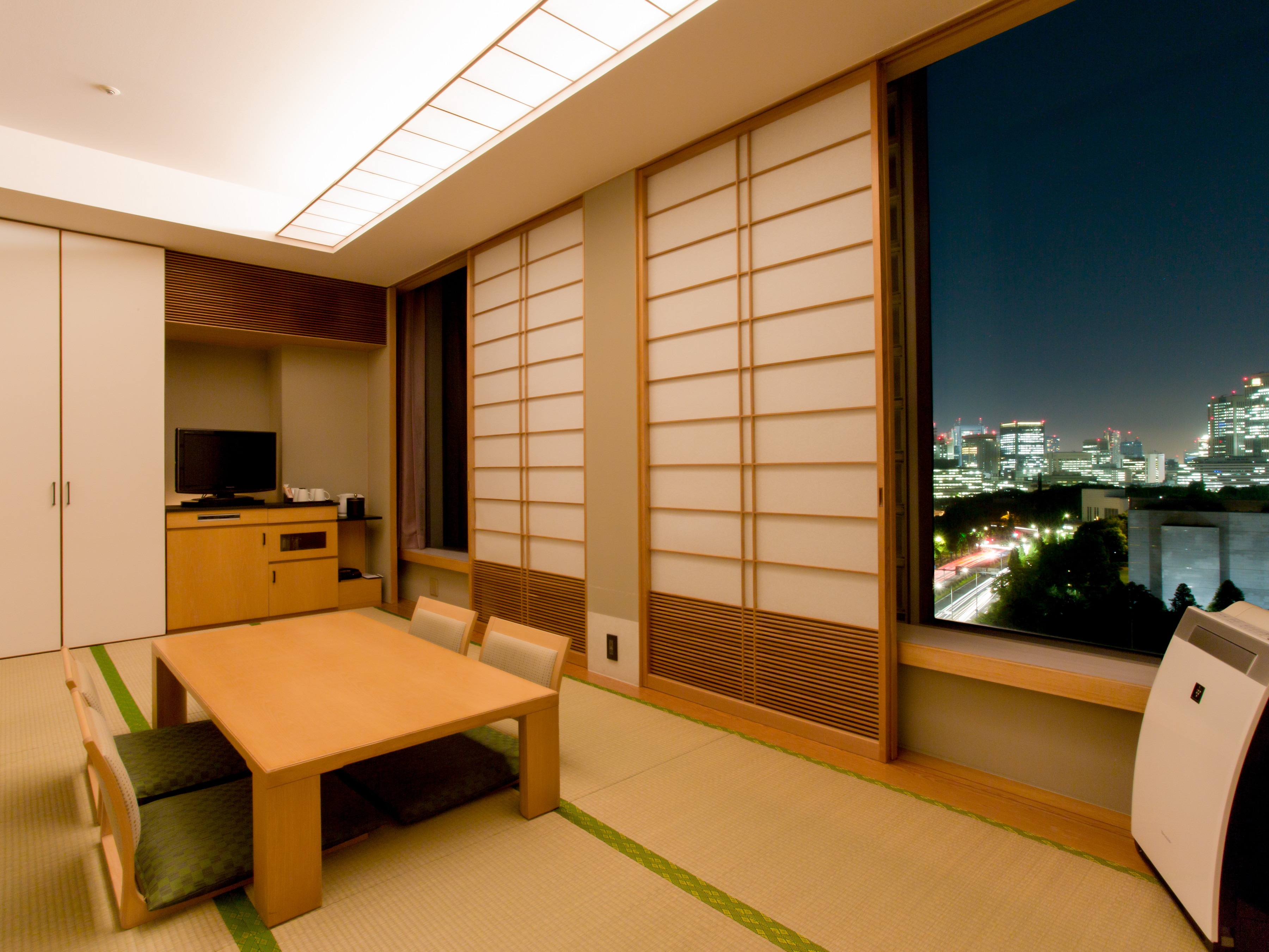 Kamar bergaya Jepang (9 tikar tatami, menghadap Istana Kekaisaran, kamar mandi dan toilet terpisah)
