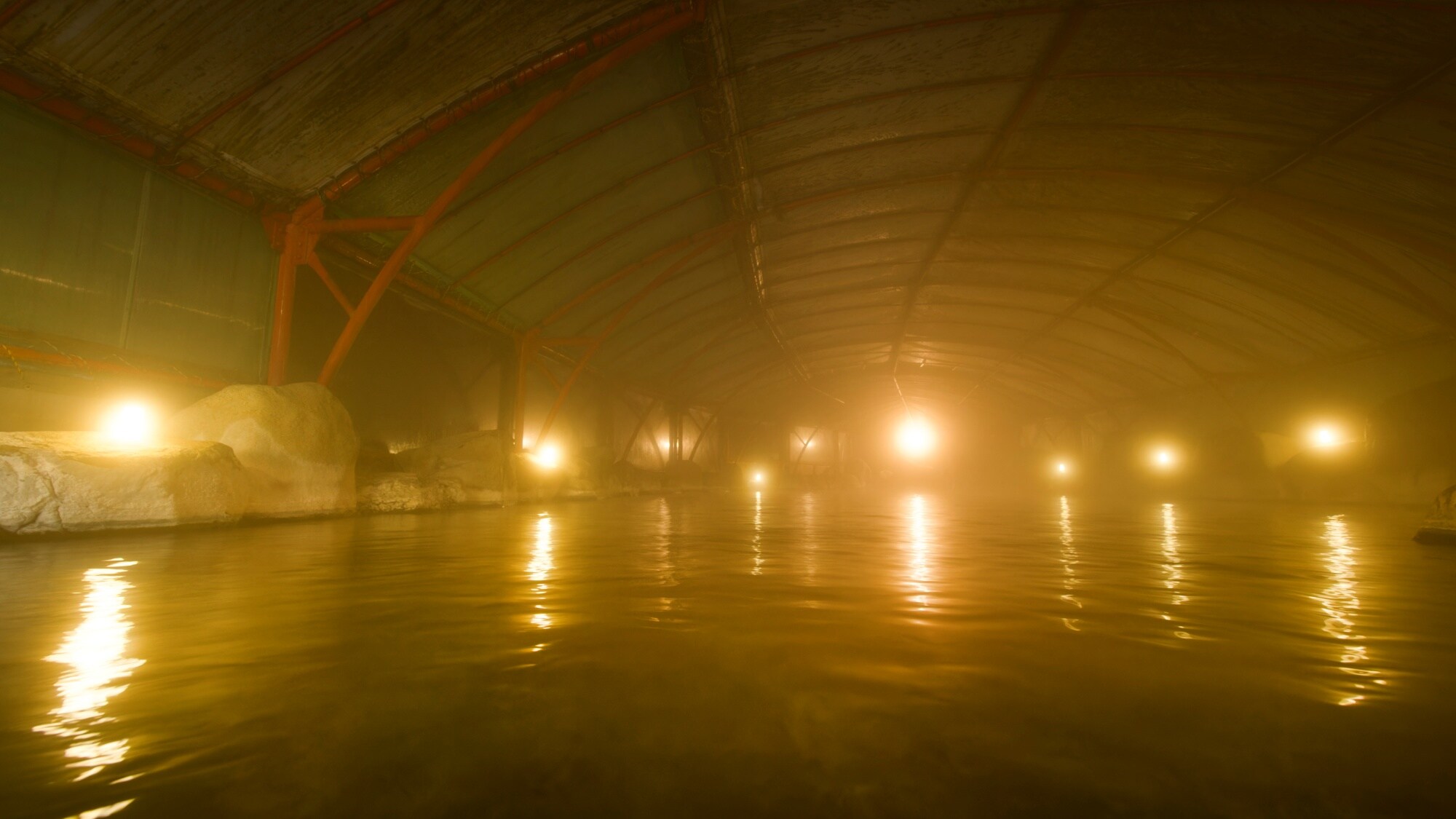 ■A large open-air bath with abundant hot spring water that is as large and deep as a swimming pool.