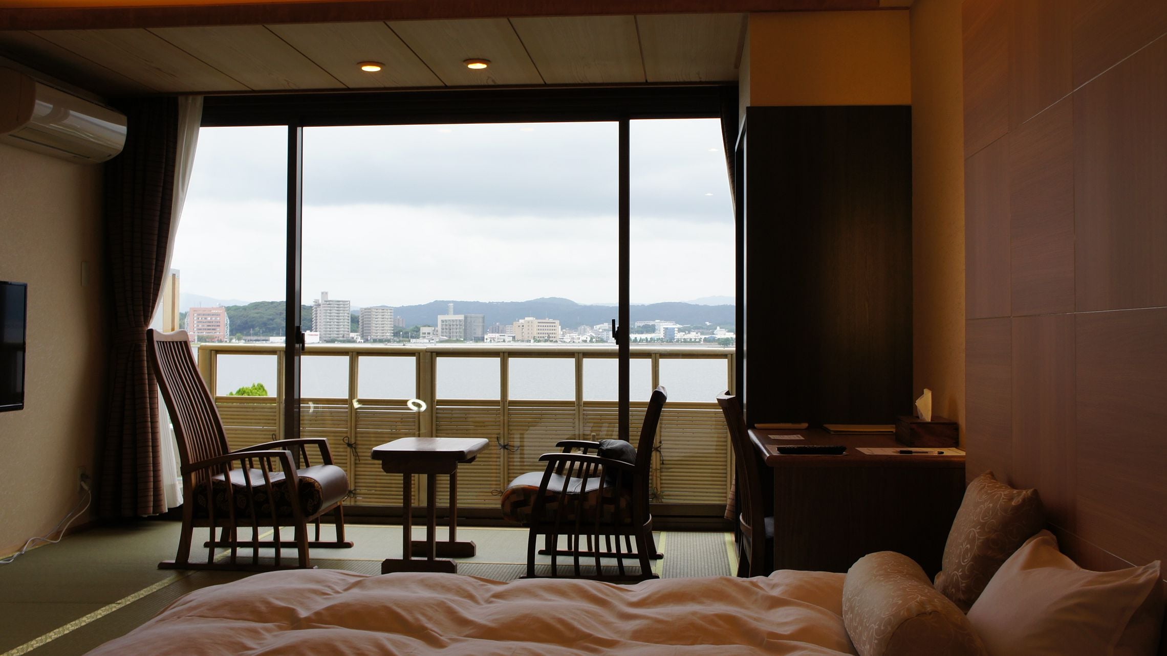 Japanese-Western style room with open-air hot spring bath