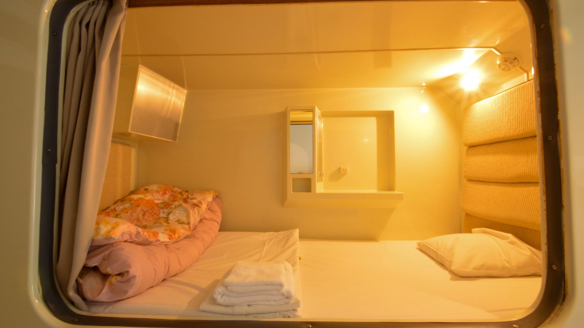 ・Private capsule room/Cruiser-style bunk beds (capsule type) and single beds are provided