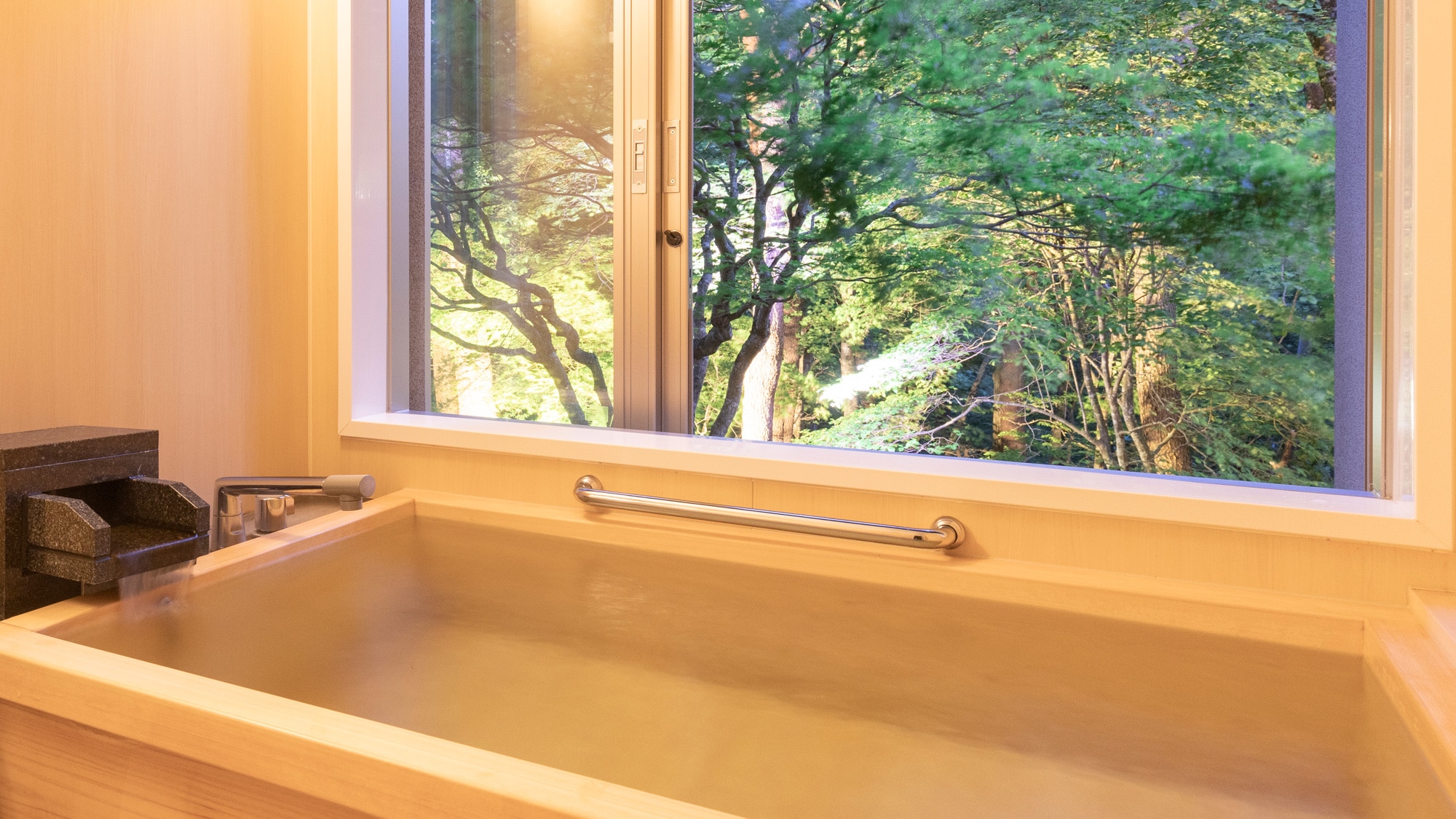 [Guest room with semi-open-air bath]