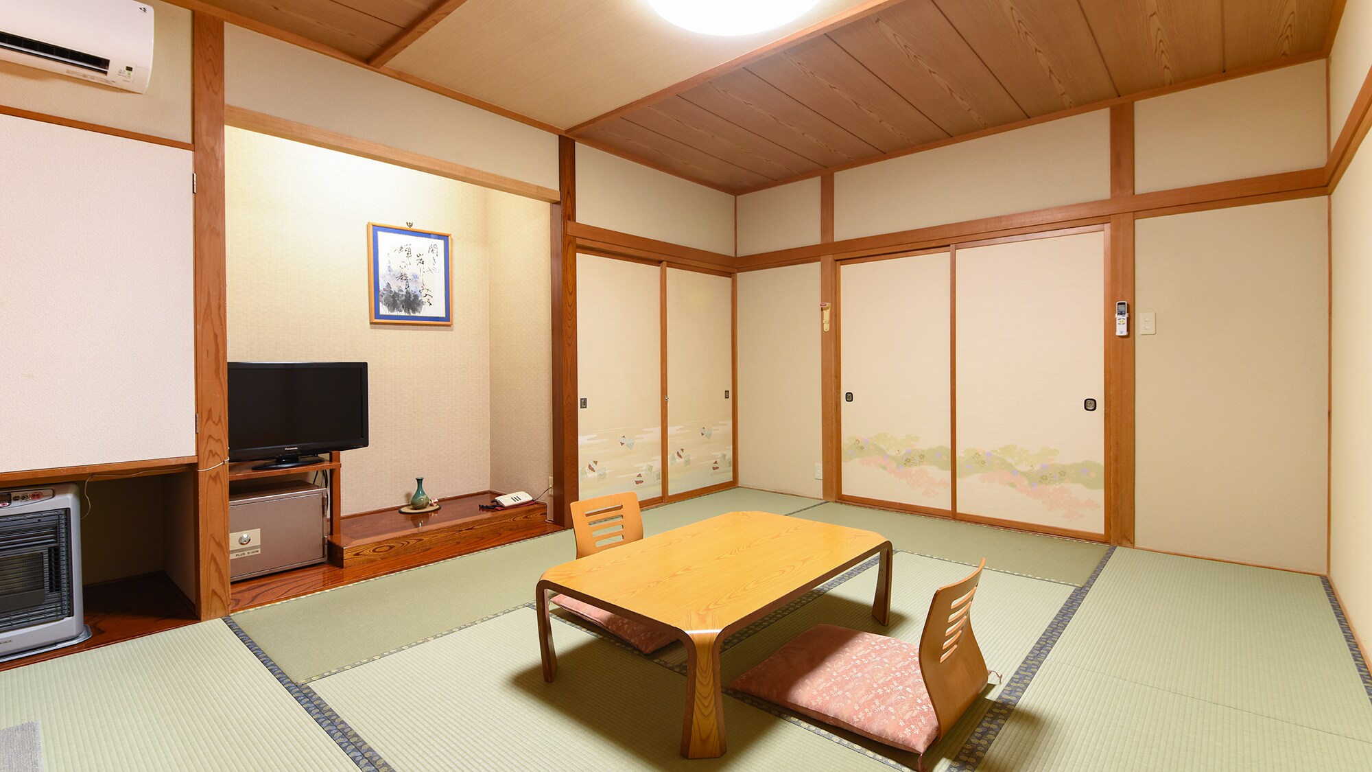 *[Japanese-style room 10 tatami mats]