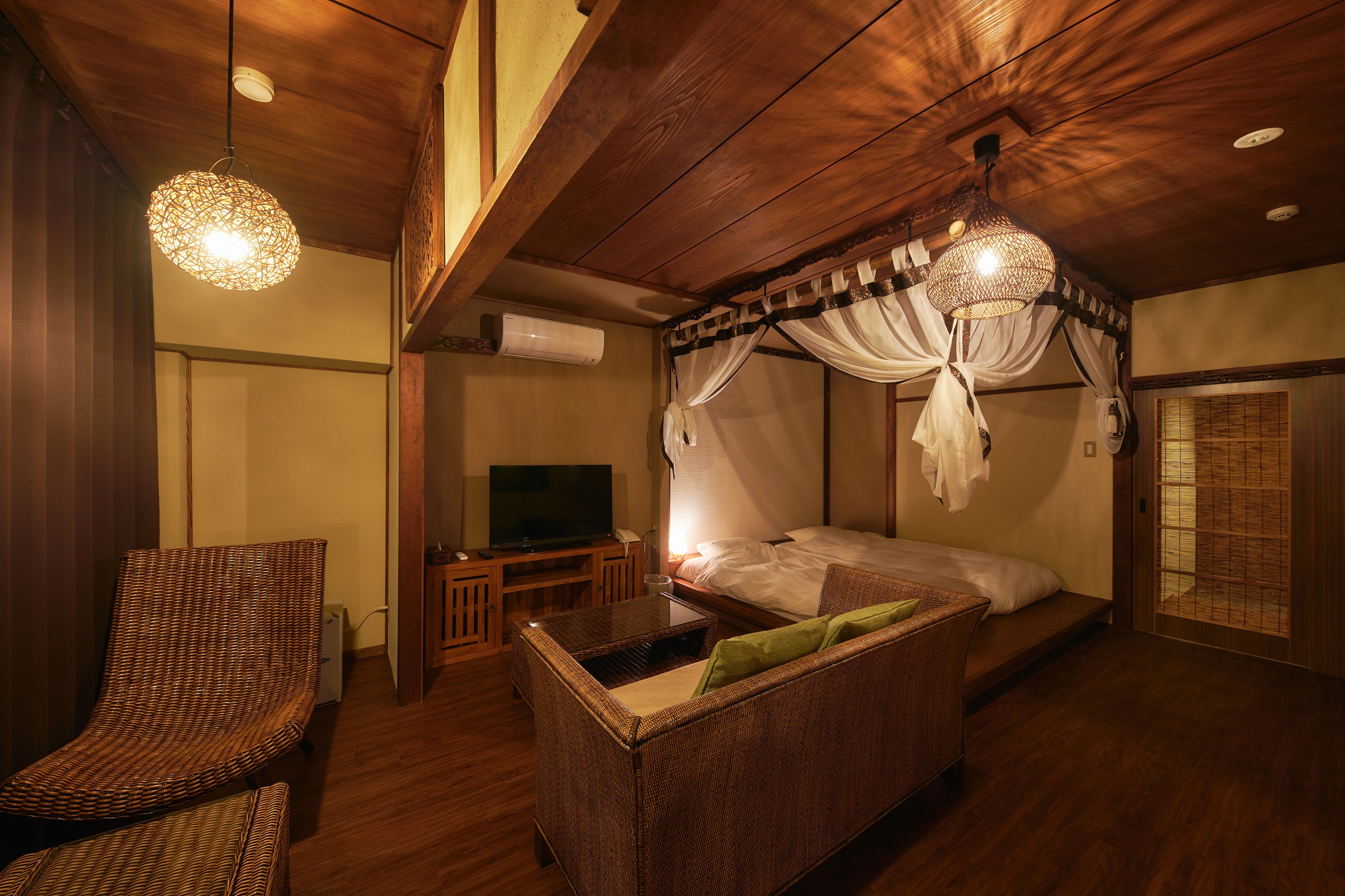 Enjoy the atmosphere of Tana Bali imported furniture