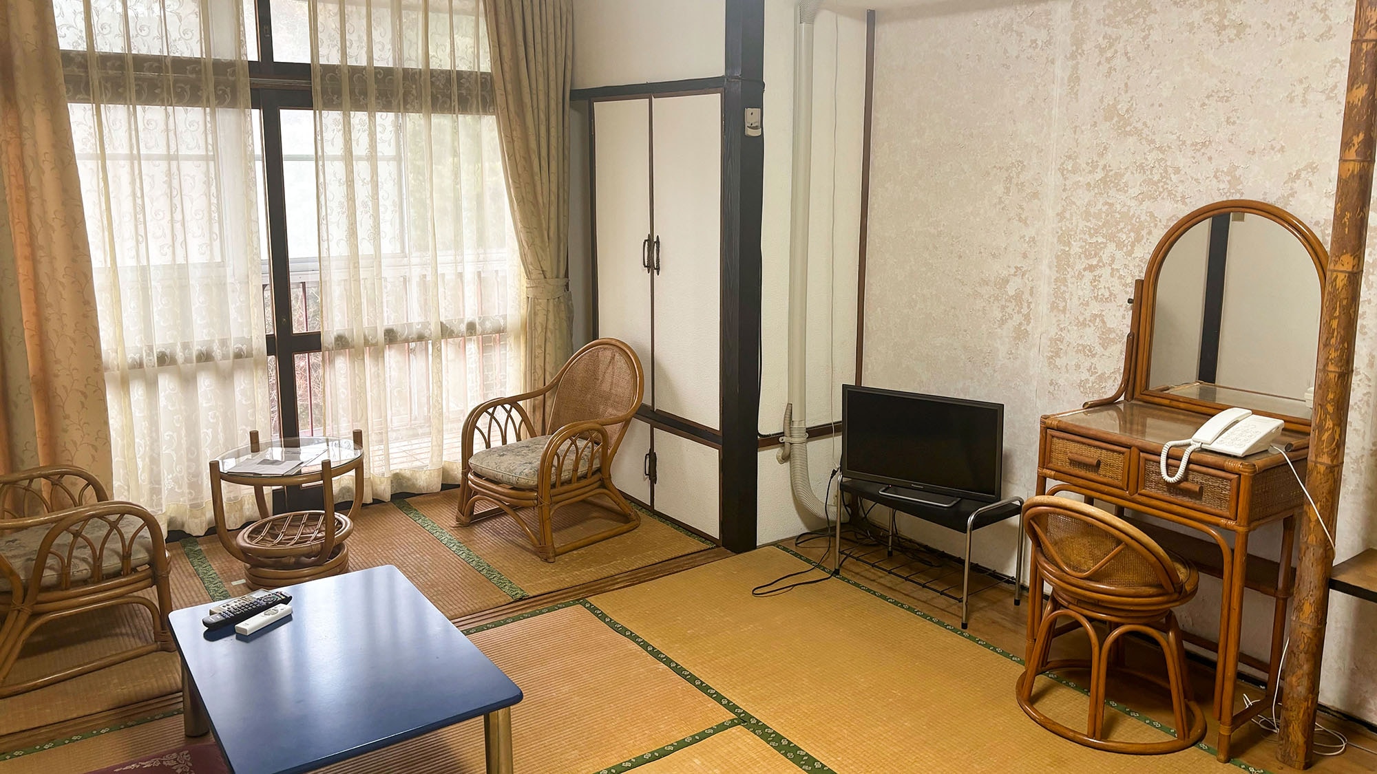 ・[Japanese-style room 7.5 tatami mats (simple Western style)/302] Up to 4 people can stay. Recommended for family trips