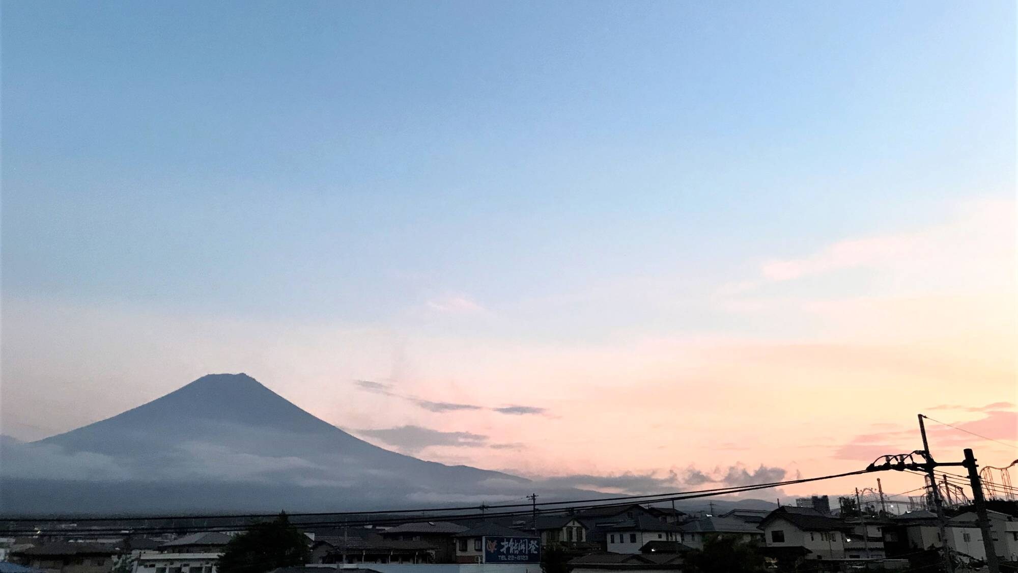 ・ <周围> 站在黄昏的富士山