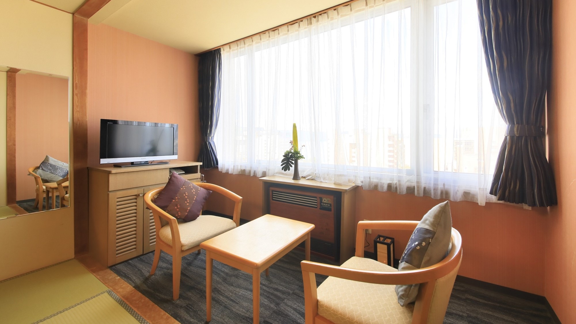 [Japanese-style room 8 tatami mats] A clean Japanese-style room with light coming in from the window (example)