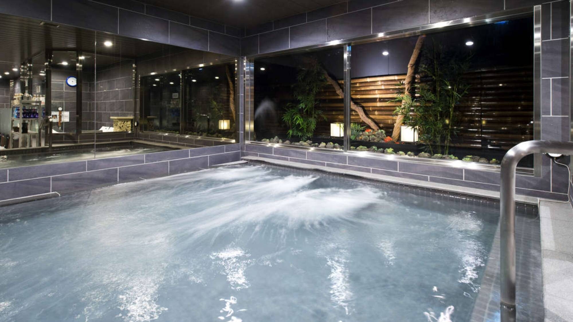 [Large communal bath] Refresh your fatigue with the Maifan stone artificial hot spring ♪ You can soak comfortably because it is deep and wide.