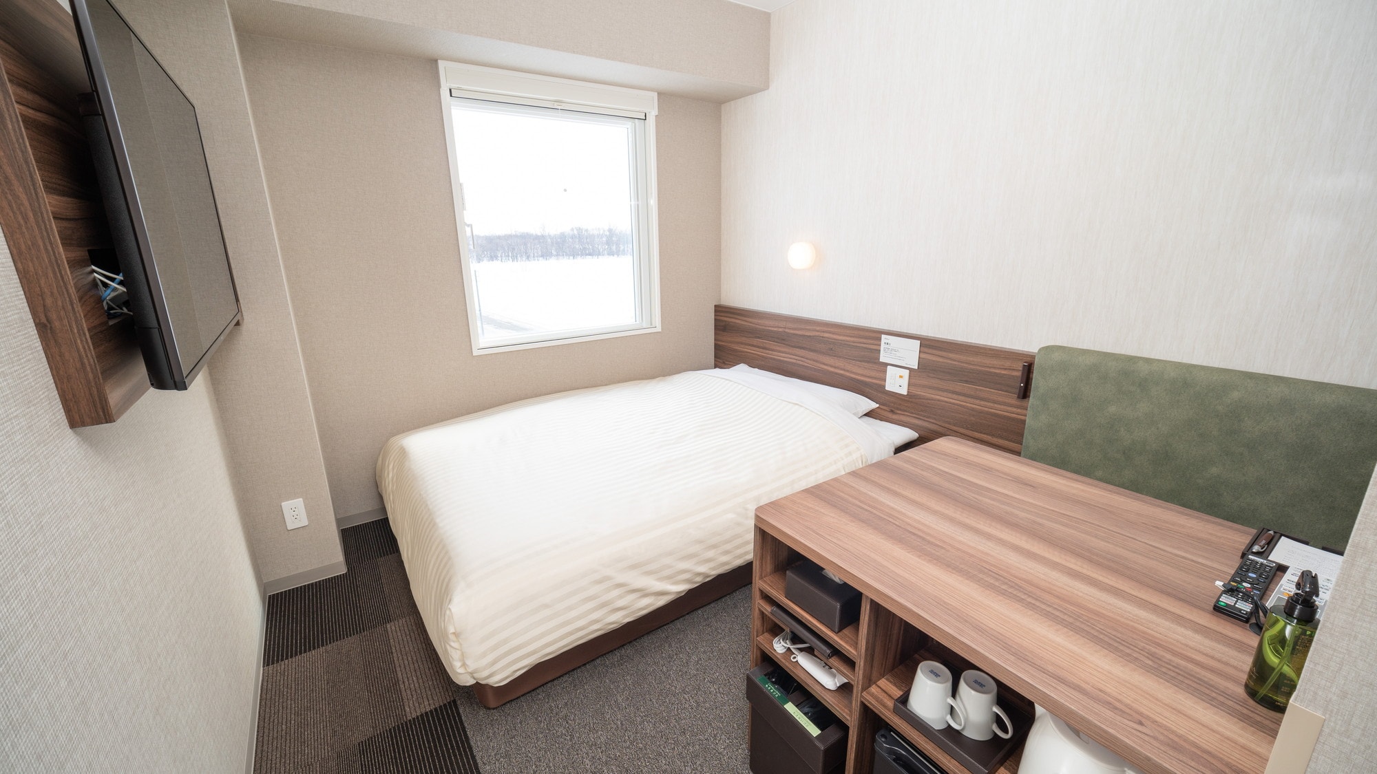 This room is ideal for business use.