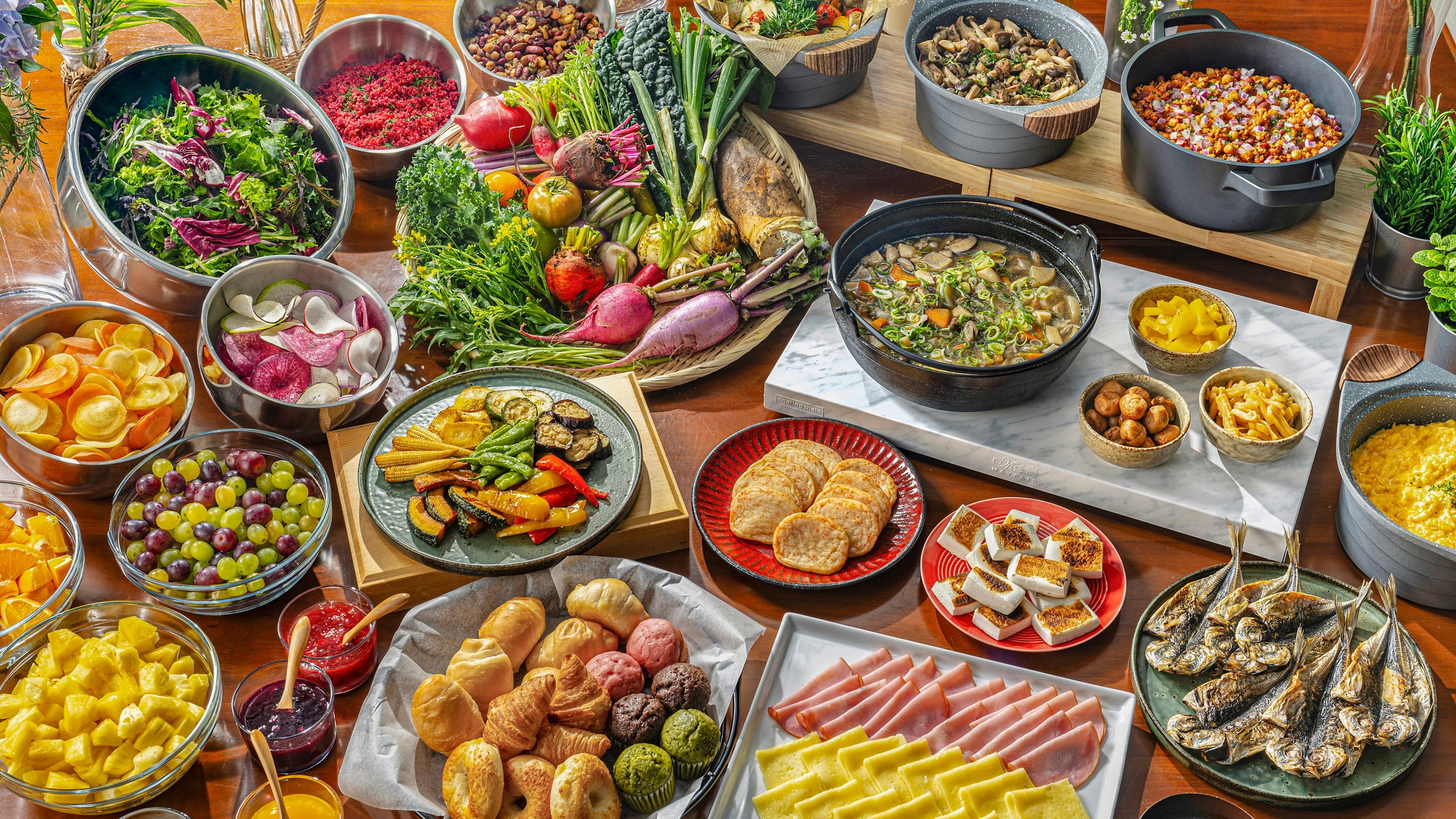 [Bữa sáng tự chọn bắt đầu từ sáng ngày 18 tháng 5] Tiệc buffet đầy màu sắc với các nguyên liệu địa phương.