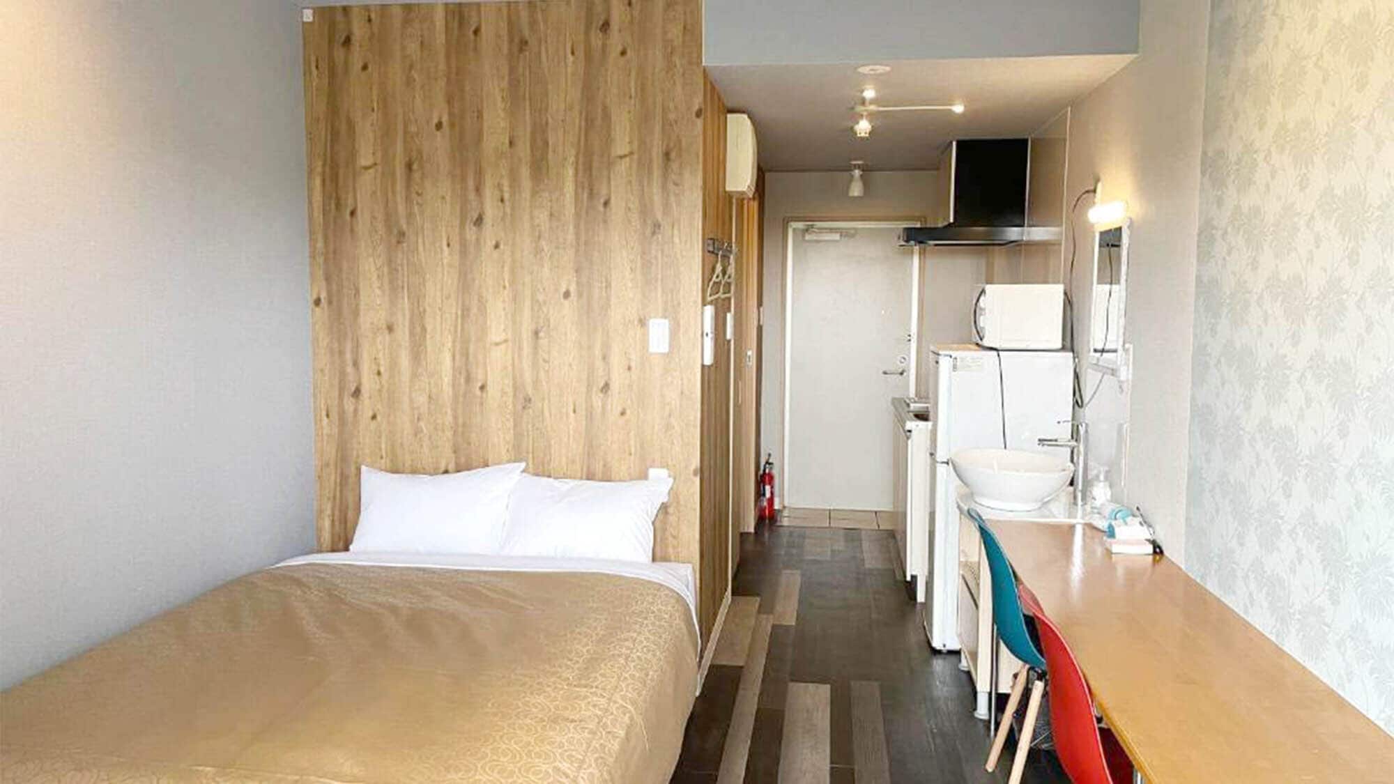 ・[Double bedroom] There is a work space. Perfect for PC work, studying, or reading.