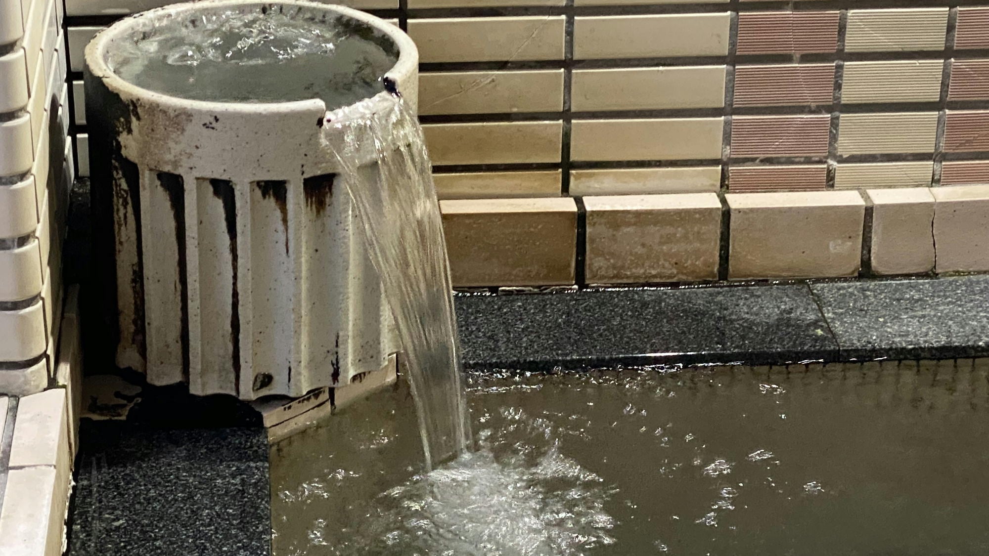 [Large bath] Water outlet