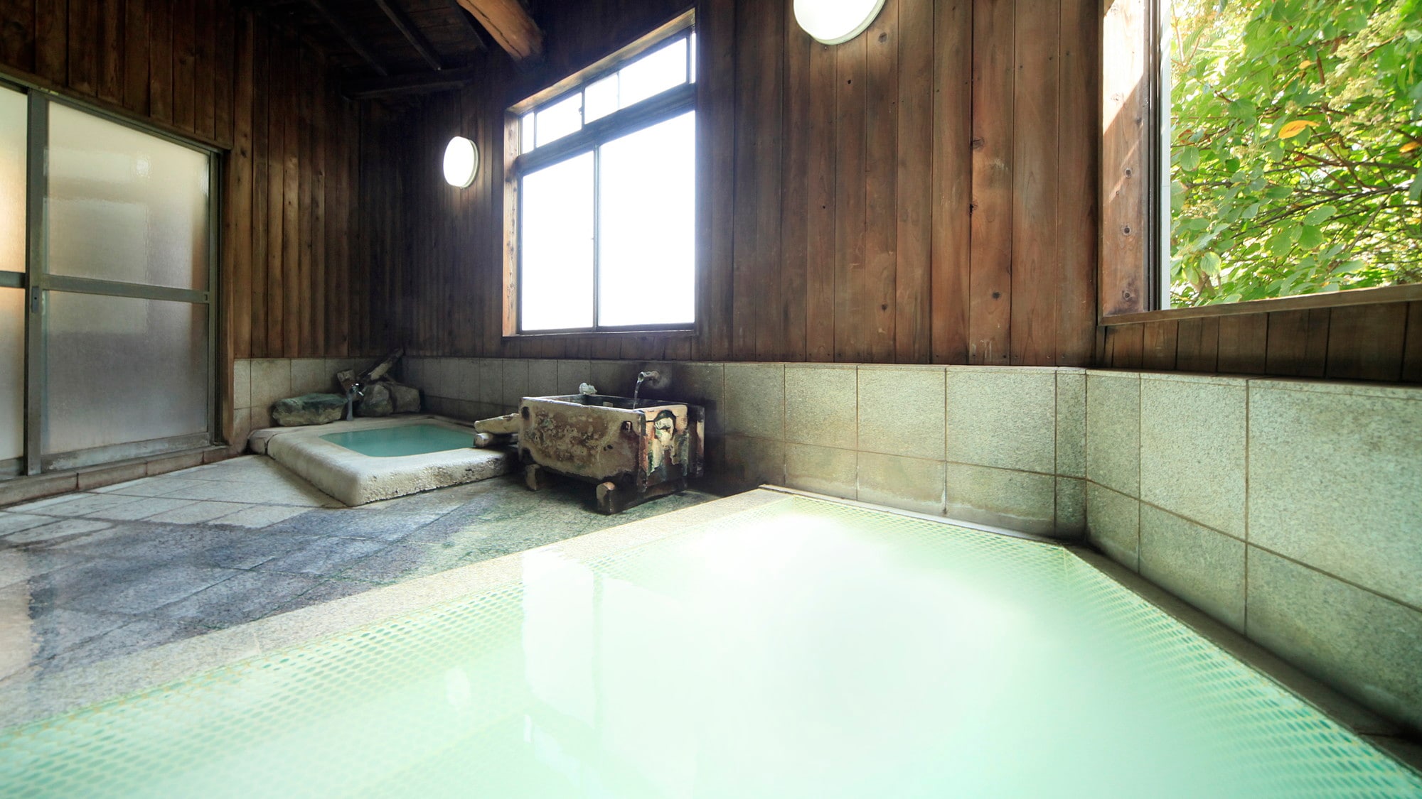 Yunohana bath (men's bath) at the source. The floor is made of granite and the pillars are made of cedar.