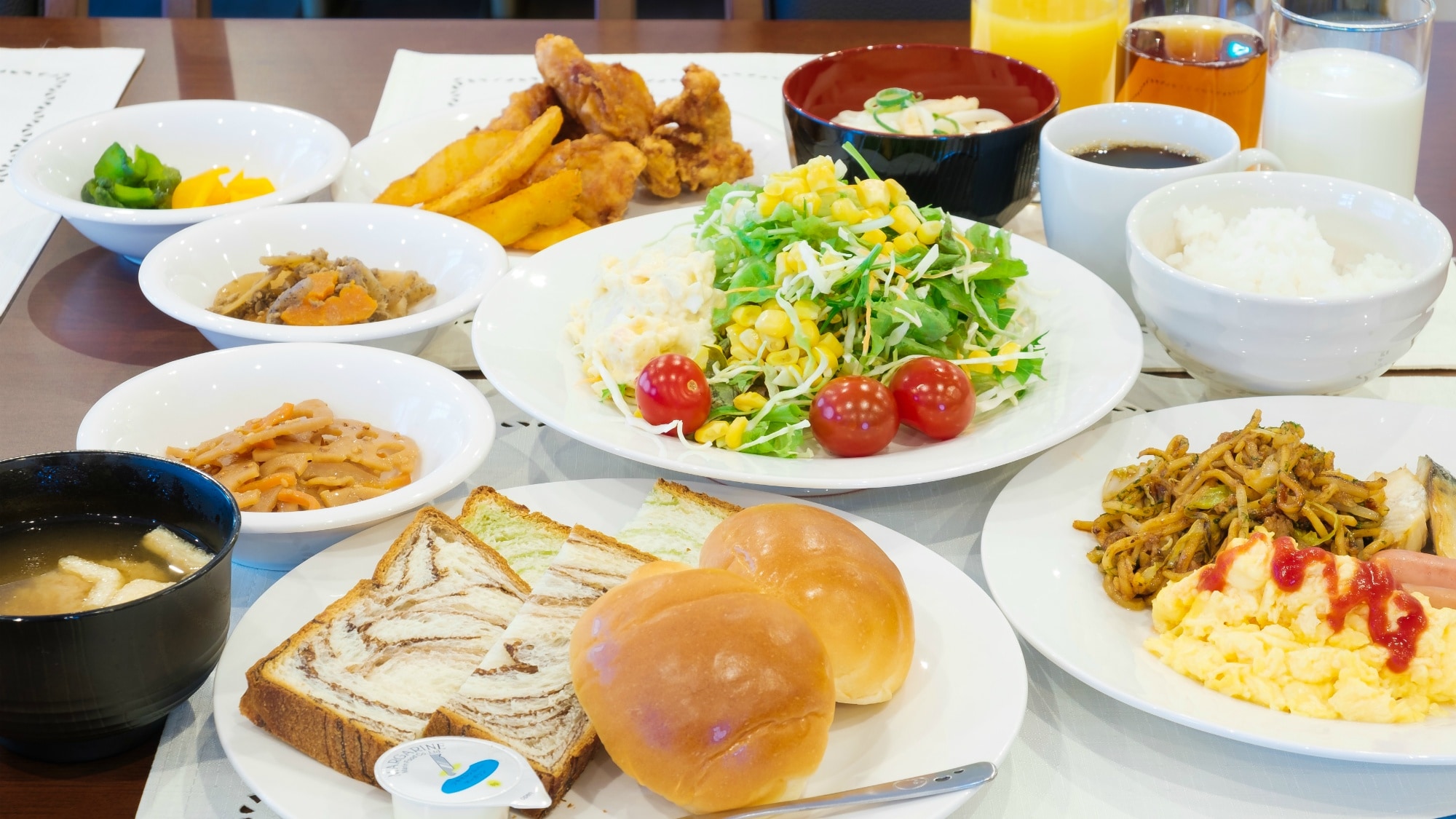Examples of breakfast toppings. We offer a variety of Japanese and Western meals.