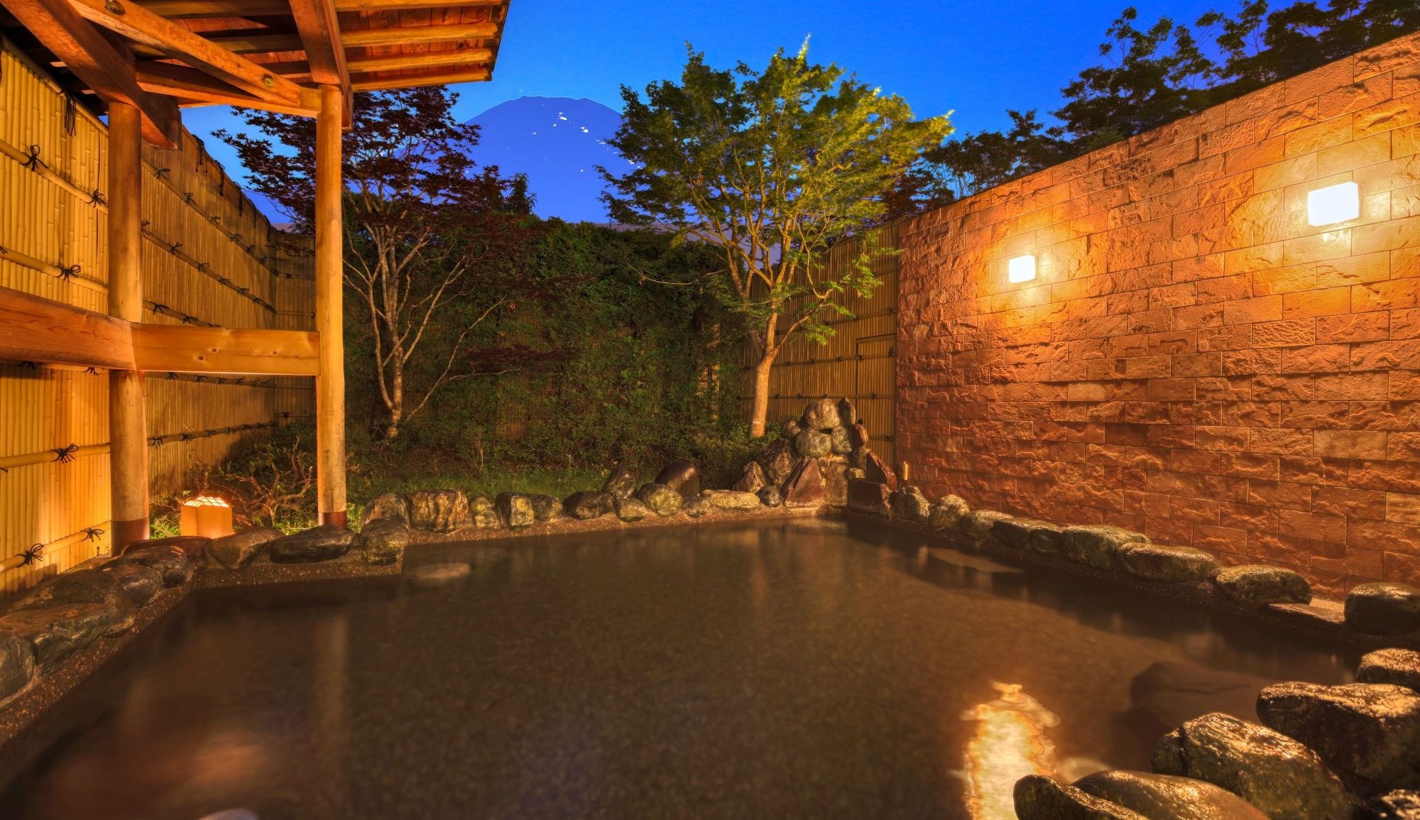 [Onsen open-air bath with a view of Mt. Fuji] On a clear day, you can enjoy a relaxing bath with a view of Mt. Fuji.