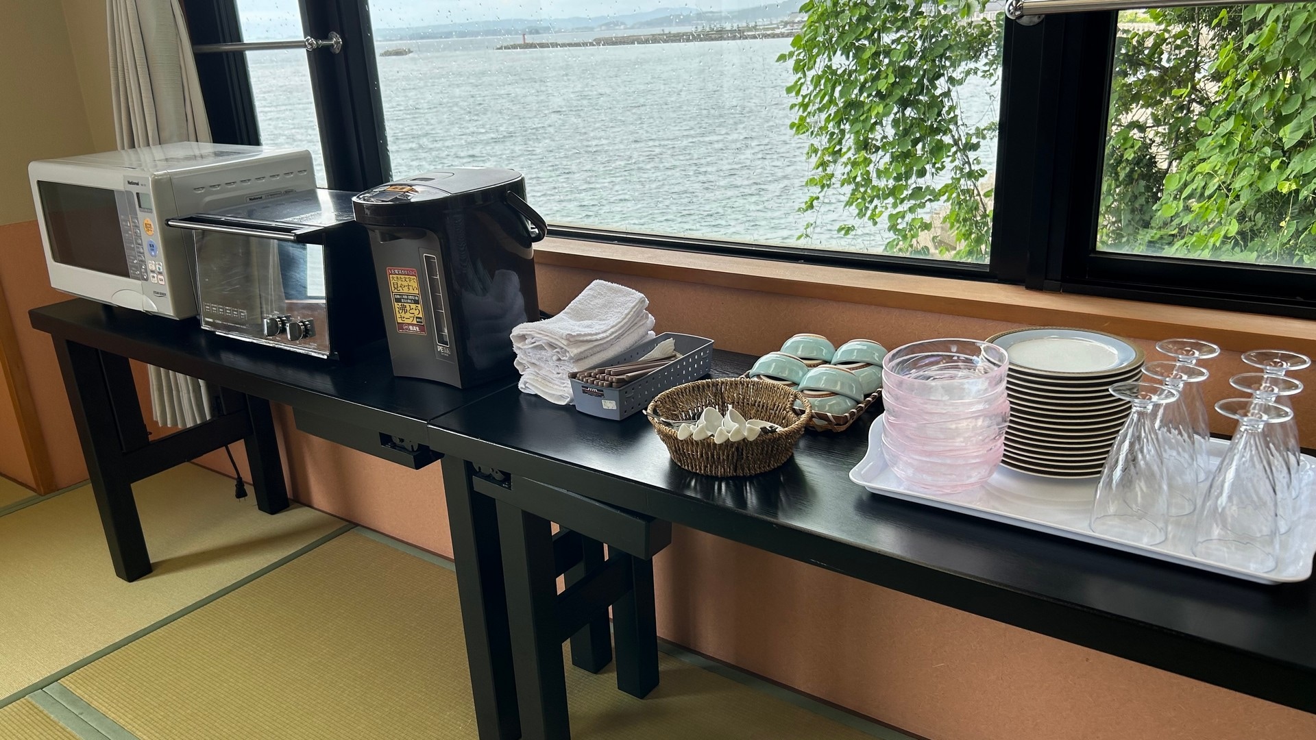一楼的大厅配有微波炉、餐具等设备供您使用。
