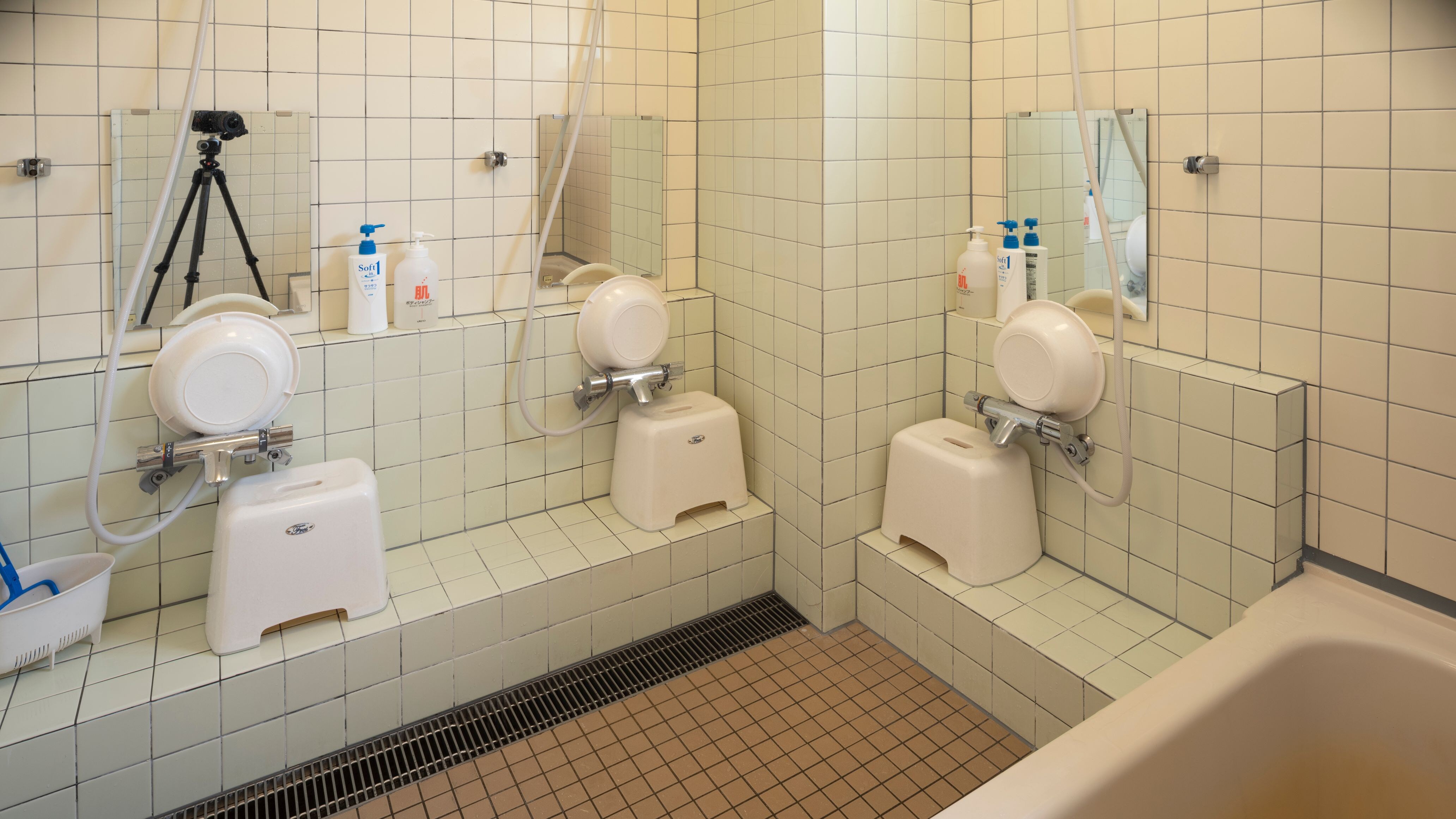 [Bathroom] This is a bathroom for men and women on an alternating basis.