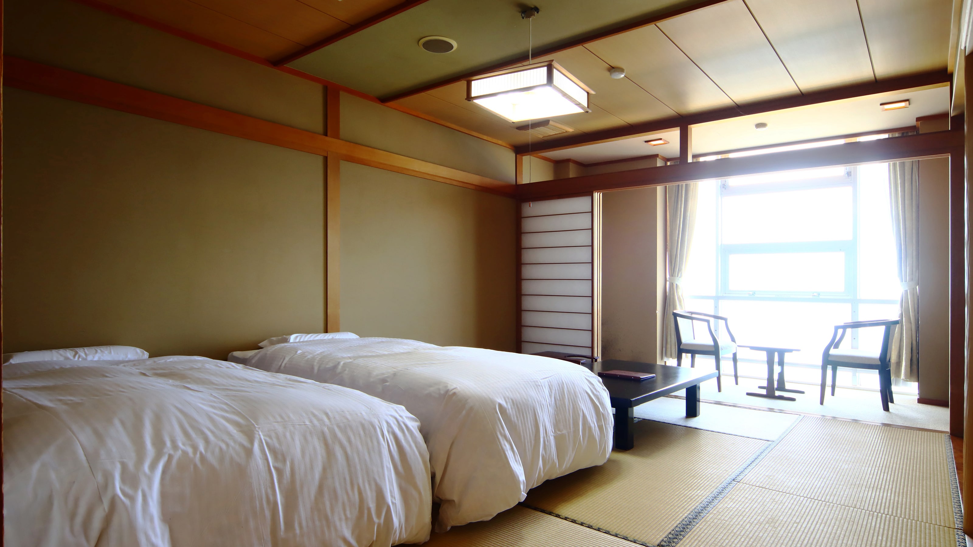 ◆[Guest Room] [Japanese-style Bedroom] A Simmons bed is installed in the 10-tatami Japanese-style room. It is also popular with guests with weak legs.