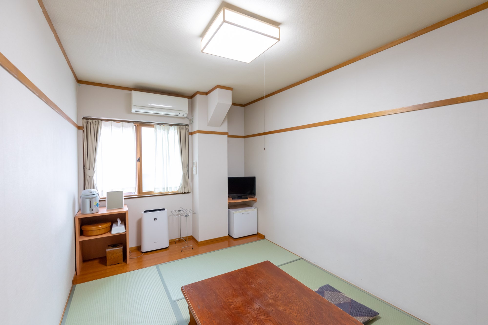 [Mountain side] 6 tatami Japanese-style room [shared bath and toilet]