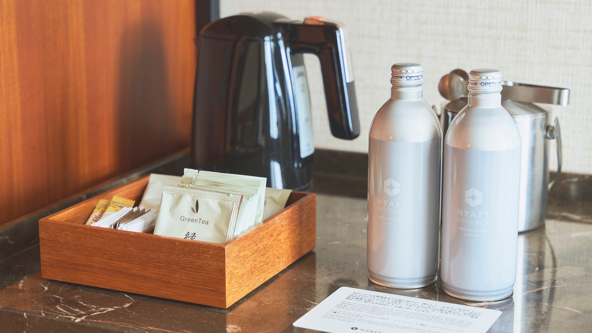 [Guest rooms] Coffee and tea sets are provided.