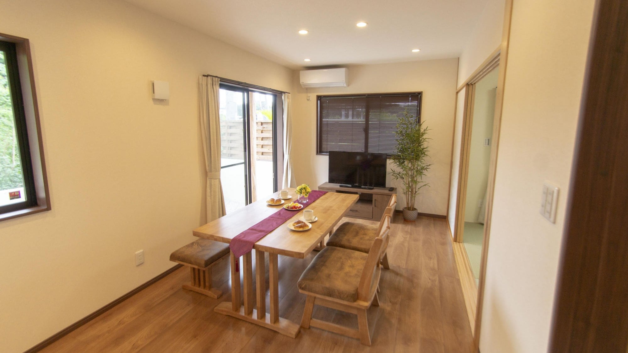 Dining room *Tables and furniture vary depending on the room.