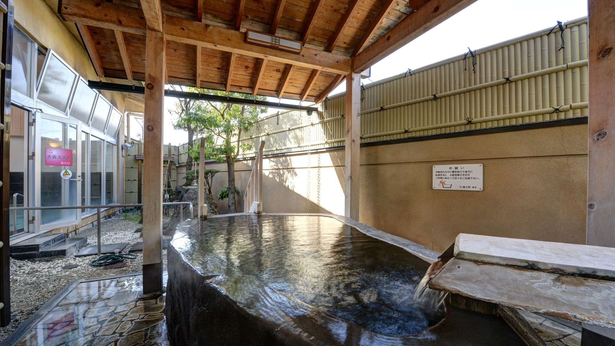 ・ The sulfuric acid hot spring of the hotel is "warm water". It is popular as a recreational hot spring