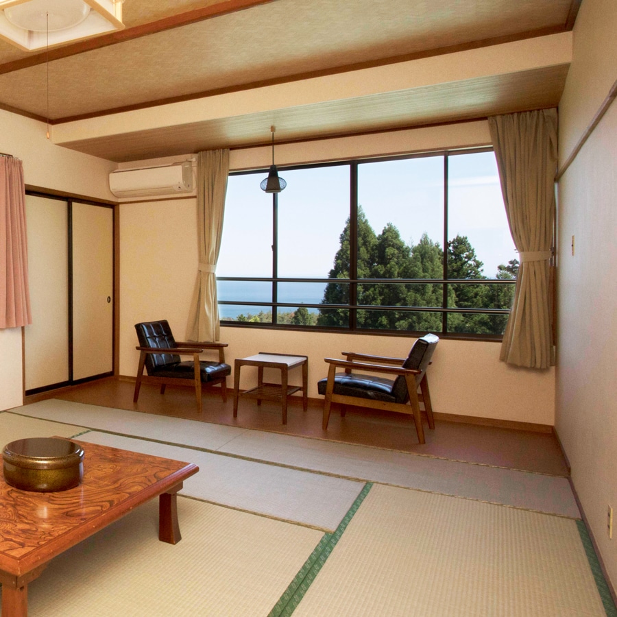 The third floor rooms offer a panoramic view of the Pacific Ocean.