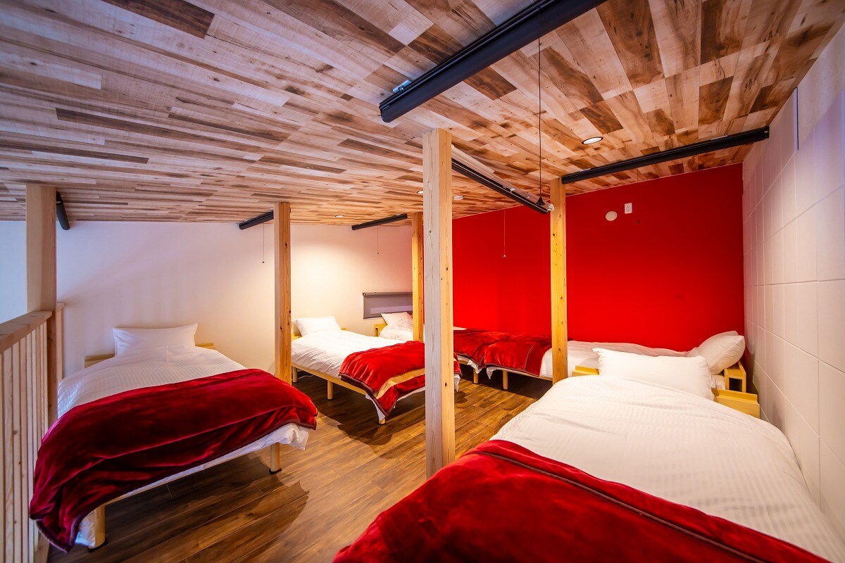 The beds can be separated by partitions.