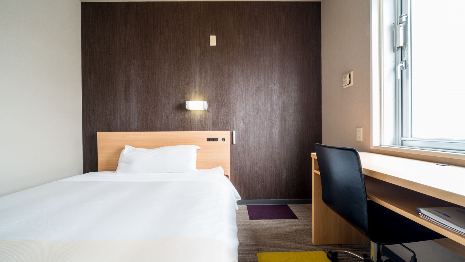 Một chiếc giường rộng 150cm và một tấm nệm có độ cứng vừa phải sẽ đảm bảo cho bạn một giấc ngủ ngon.