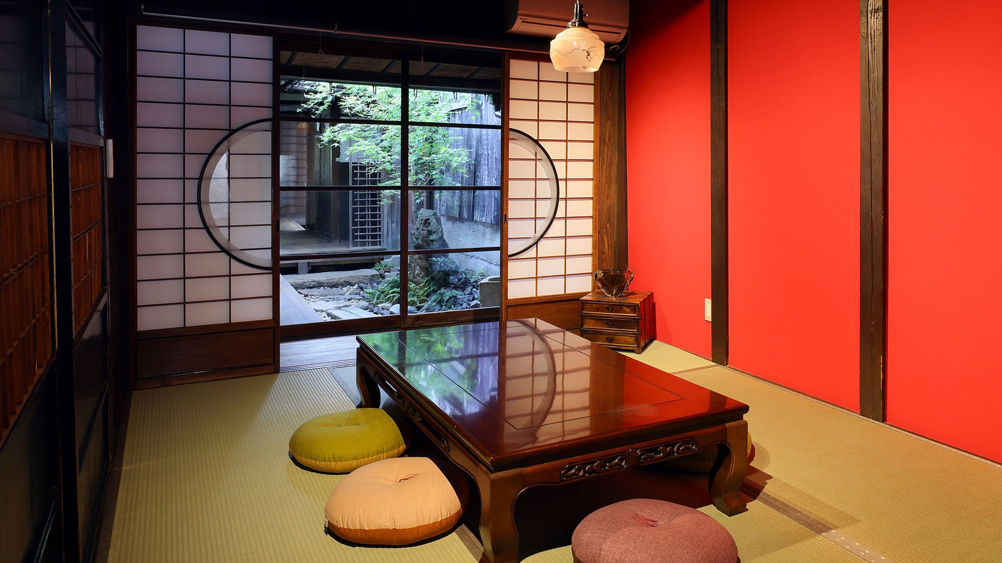 ・[Living room] A living room where you can fully enjoy a Japanese atmosphere. From the view of the inner garden, you can feel the charm of each season.