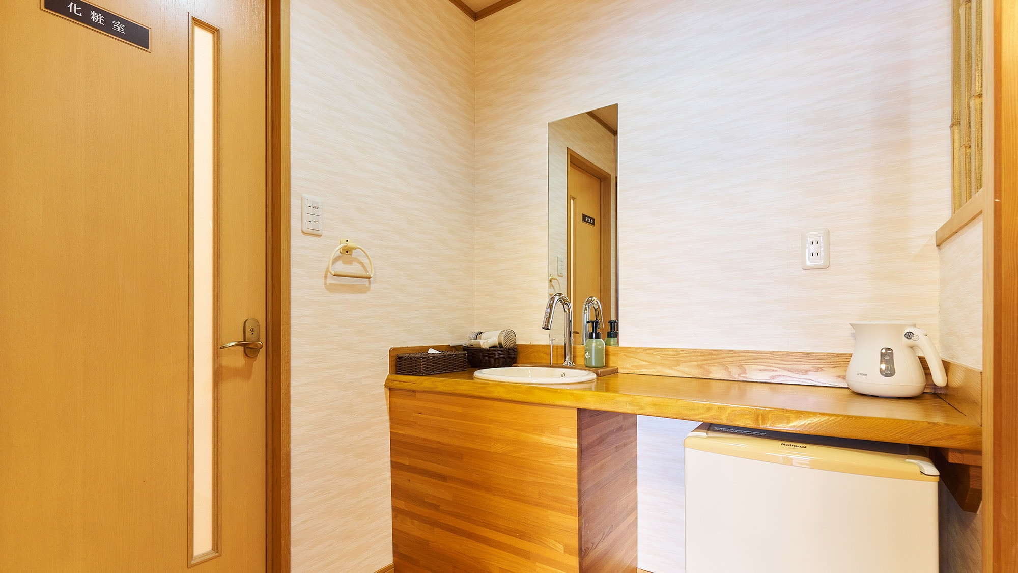 ・[Guest Room/Nagisa] There is plenty of space to store your belongings in the sink. It's convenient for getting ready before going out.
