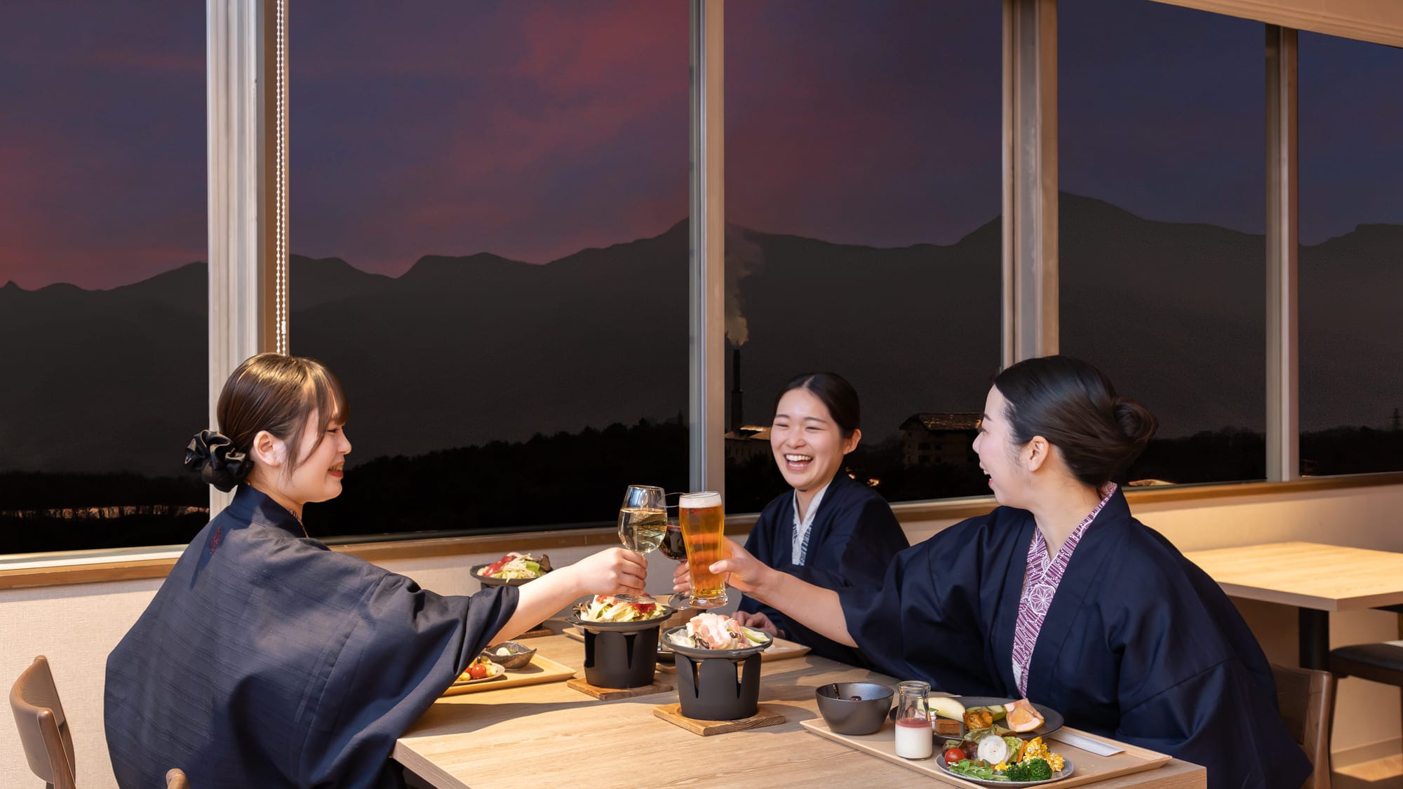 Toasting with the mountain scenery in the background! This is the best part of traveling!