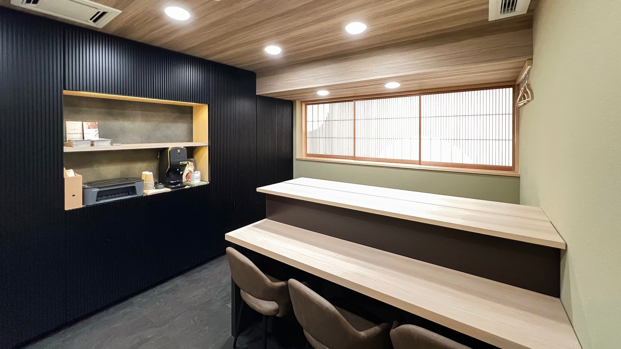 ・[Shared space] Dining space, coffee maker, and printer available