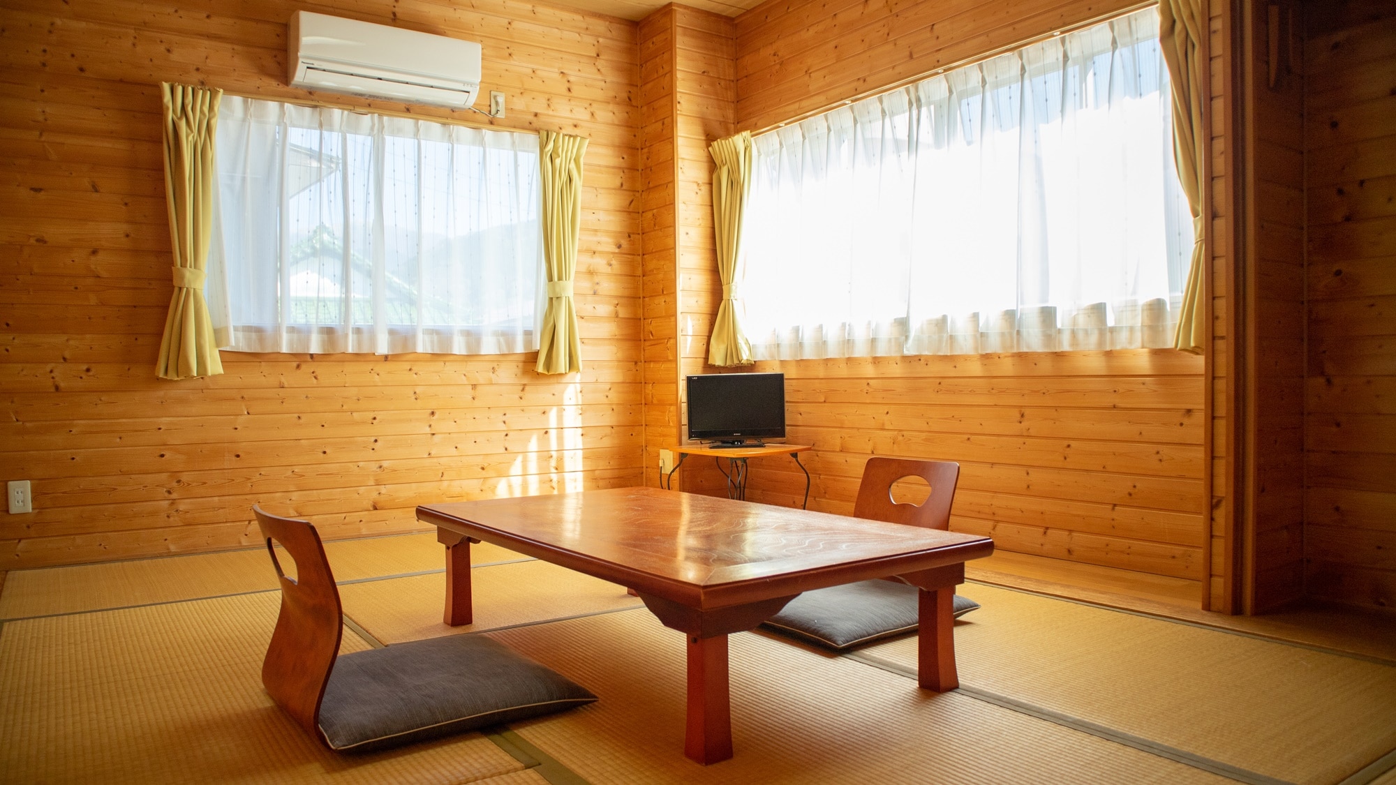 * [Random Japanese-style room / 7 tatami mats example] The walls and ceiling are made of wood, so it is a warm and relaxing space.
