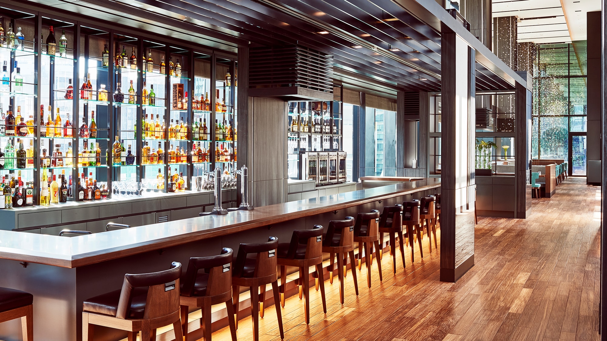 앵커 도쿄 (4F) 테이블 석, 벤치 시트, 테라스 석, 카운터 좌석이 있습니다.