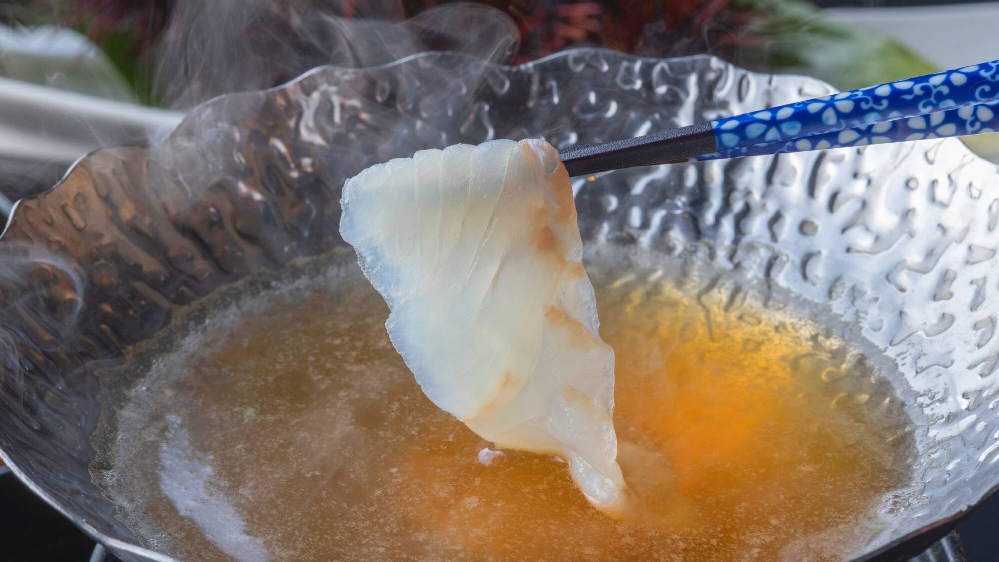 [Sea Urchin Shabu-Shabu] This is a specialty dish of our hotel. It is very popular with our guests! The rich flavor of sea urchin spreads in your mouth.