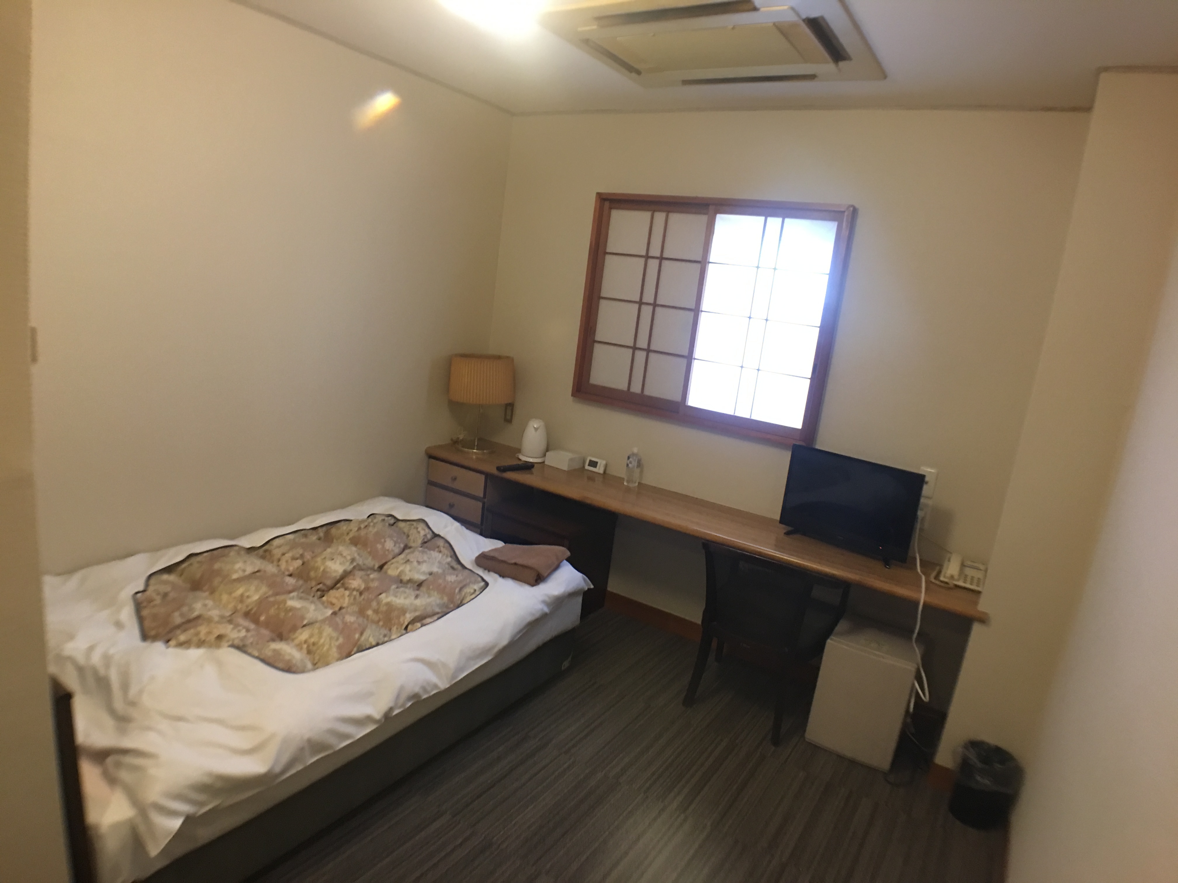 Single room is also spacious ♪ Free Wi-Fi connection in all rooms