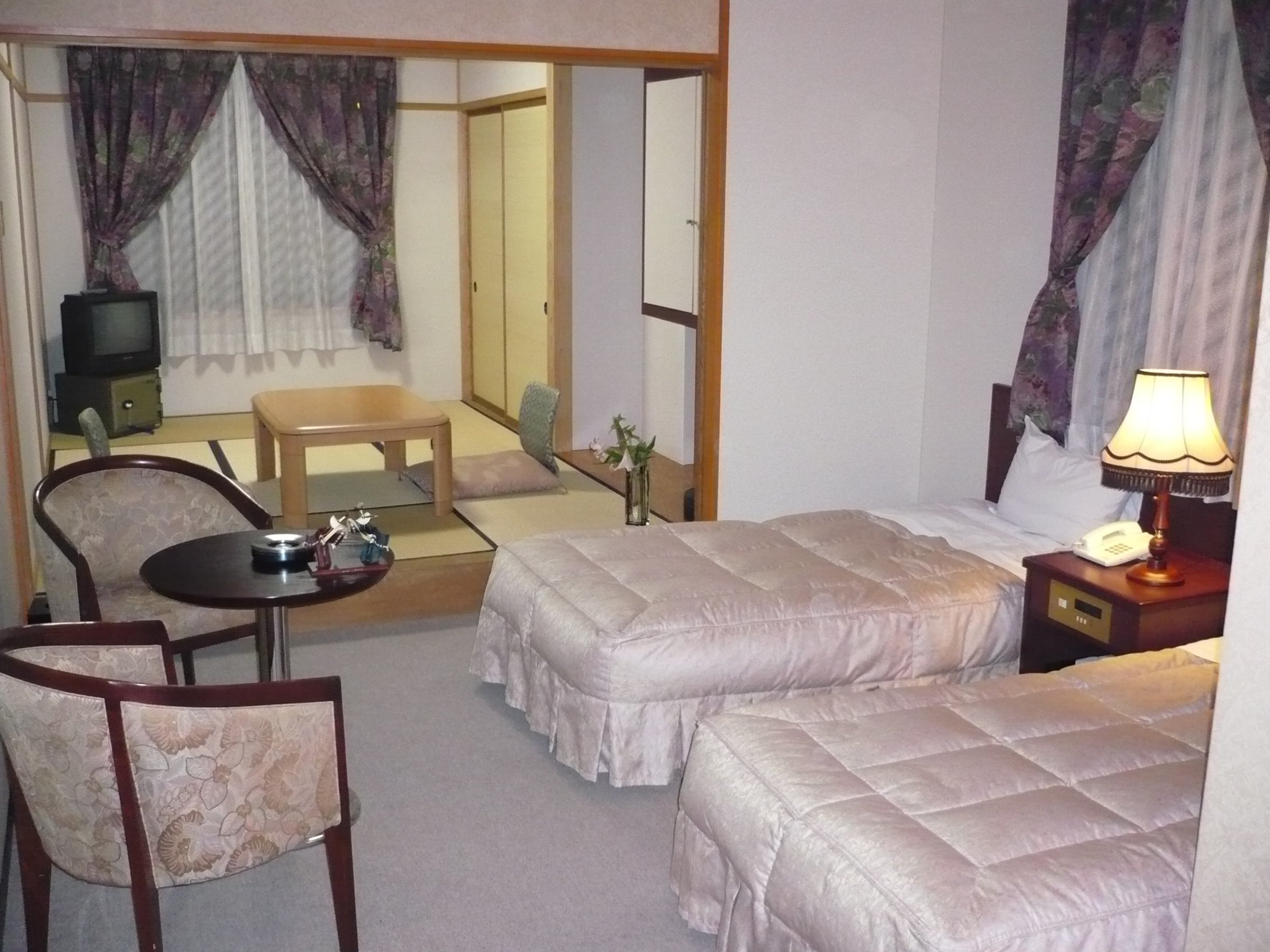 Japanese-Western style room with bath and toilet Relax in bed and Japanese-style room. It is on the second floor and you can see the mountains.