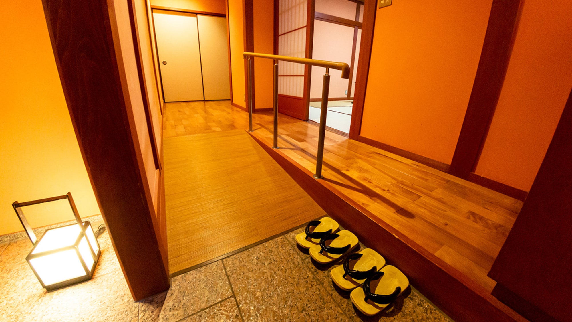 [Sancha-tei / Aoi] Akses kursi roda mulus dari pintu masuk ke kamar tamu.