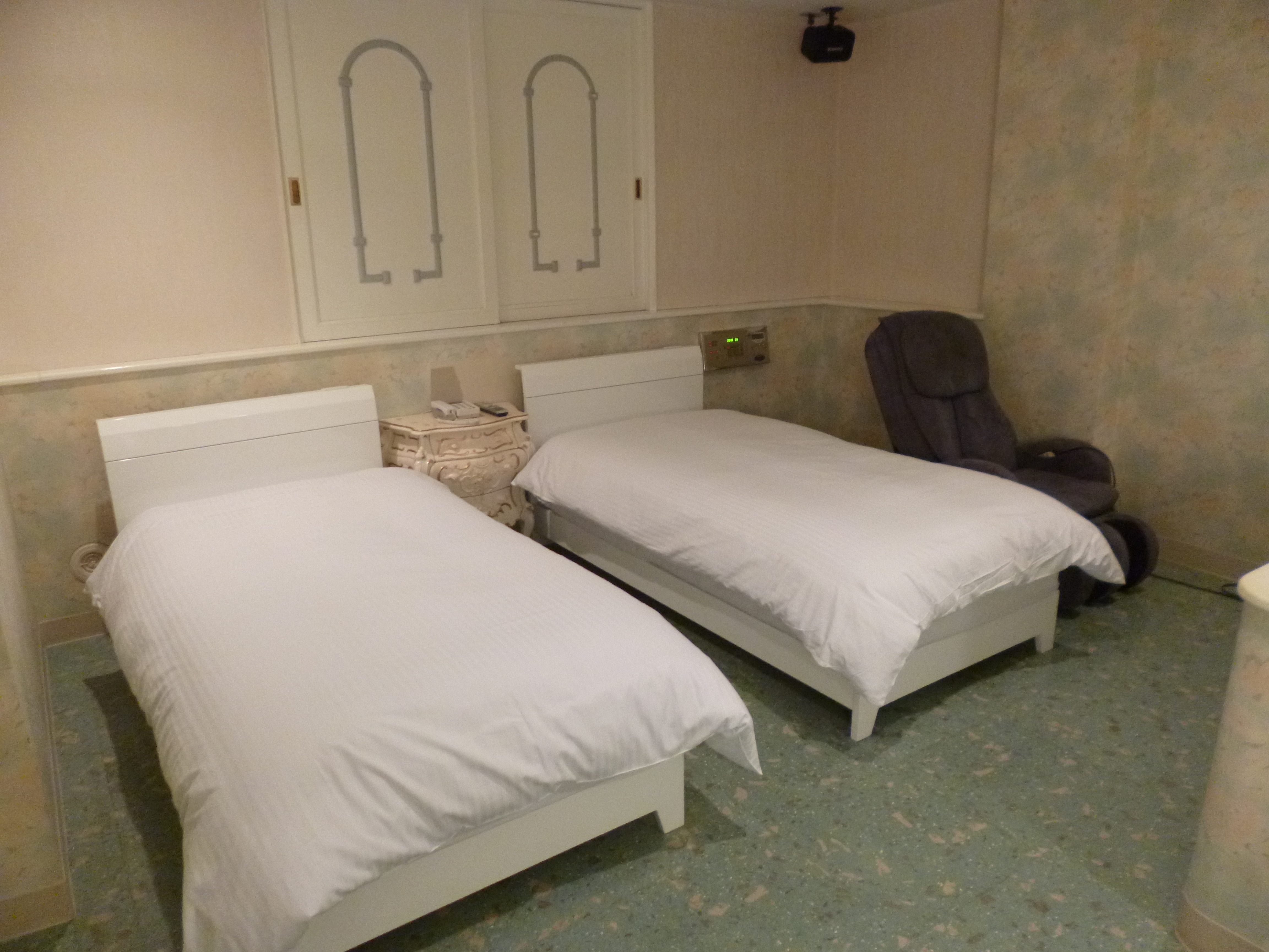 Twin room with massage chair