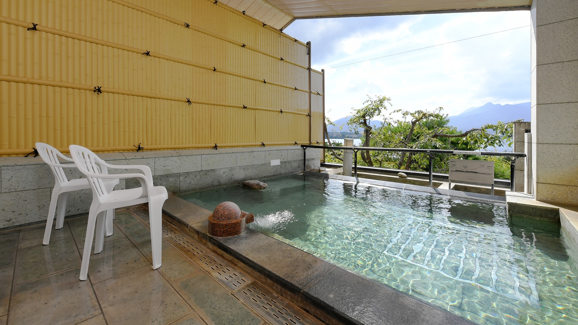 [Open-air bath with a view] From the open-air bath with a view, you can see Mt. Ashiwada and Mt. Akaishi in the Southern Alps in the distance.