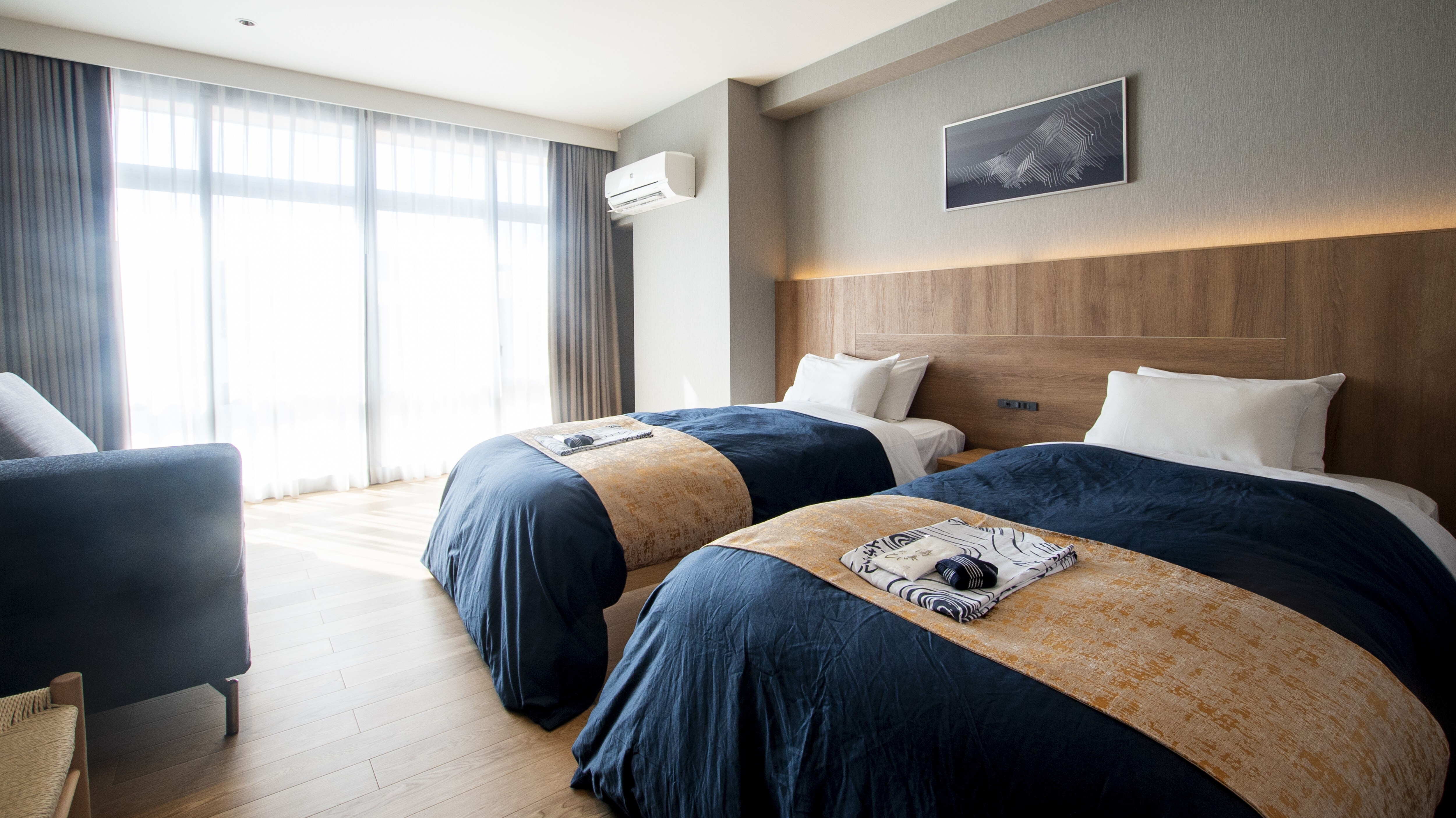 *【Kamar】Kamar bergaya Barat dengan empat tempat tidur, satu tempat tidur single untuk orang tua dan anak, dan dua tempat tidur untuk orang tua dan anak.