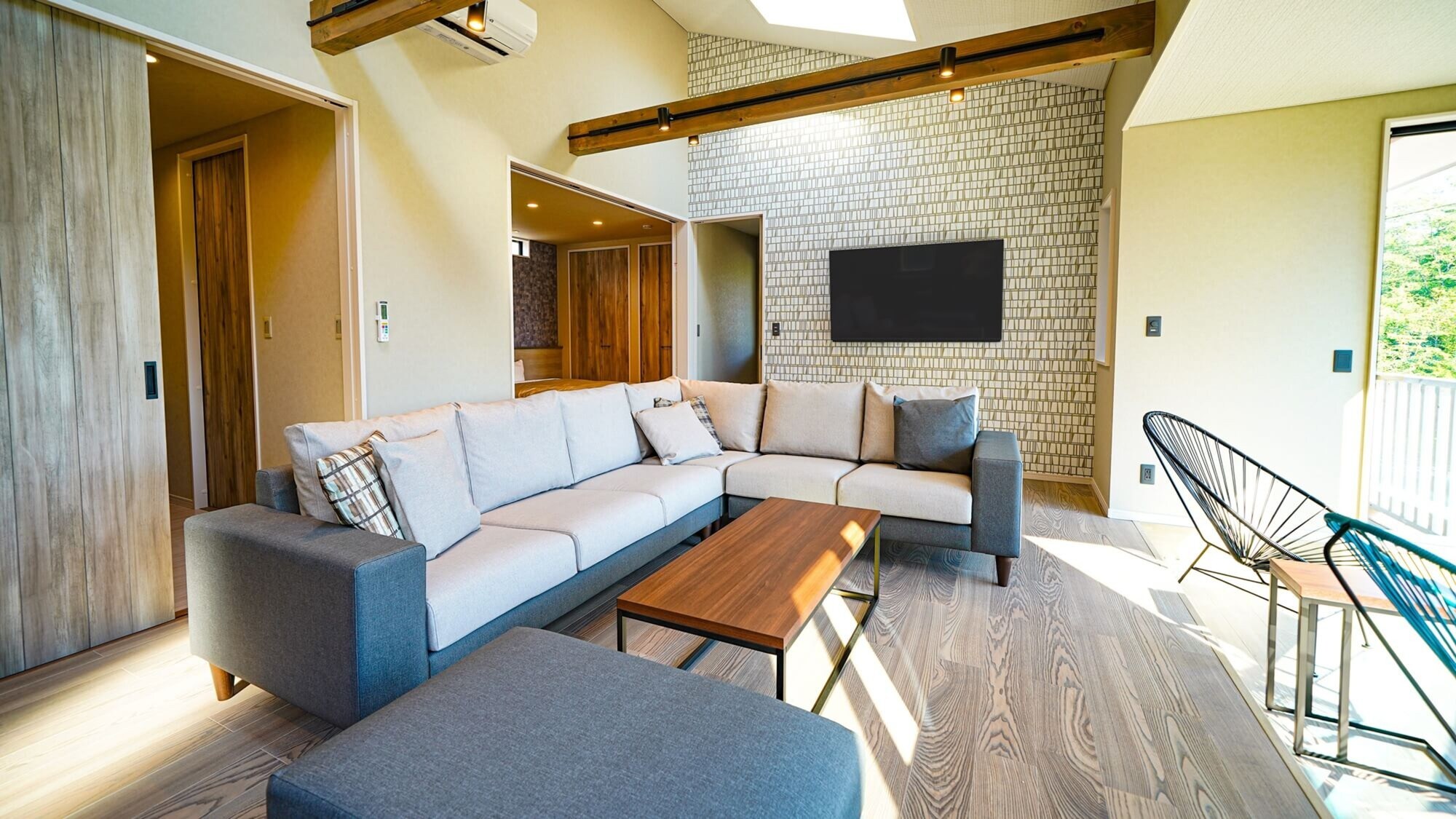 [Premium villa with private open-air bath] Living room
