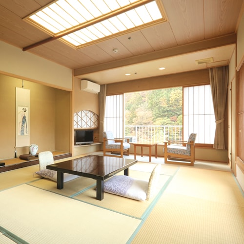 [Japanese-style room 10 tatami mats] A relaxing room with a view of the Kinugawa River