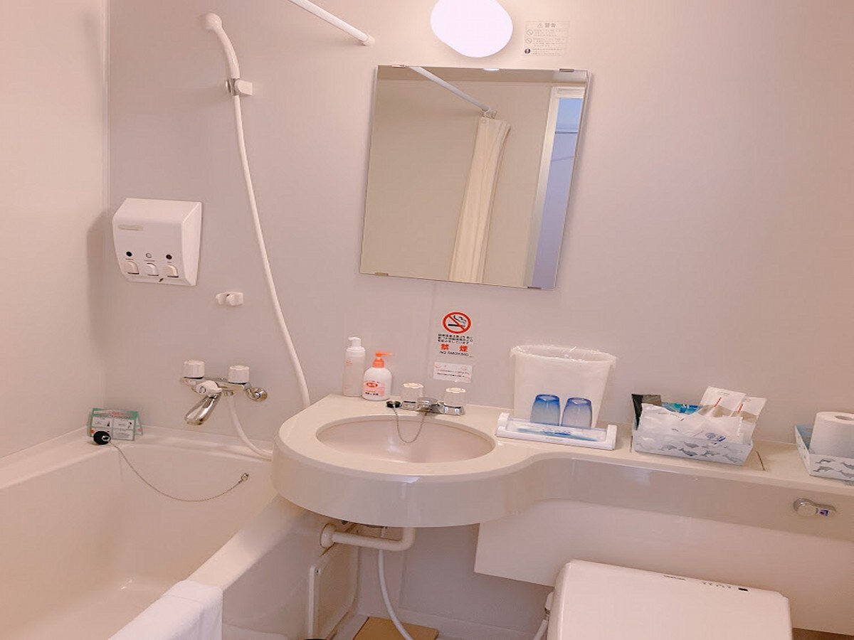 Spacious unit bath