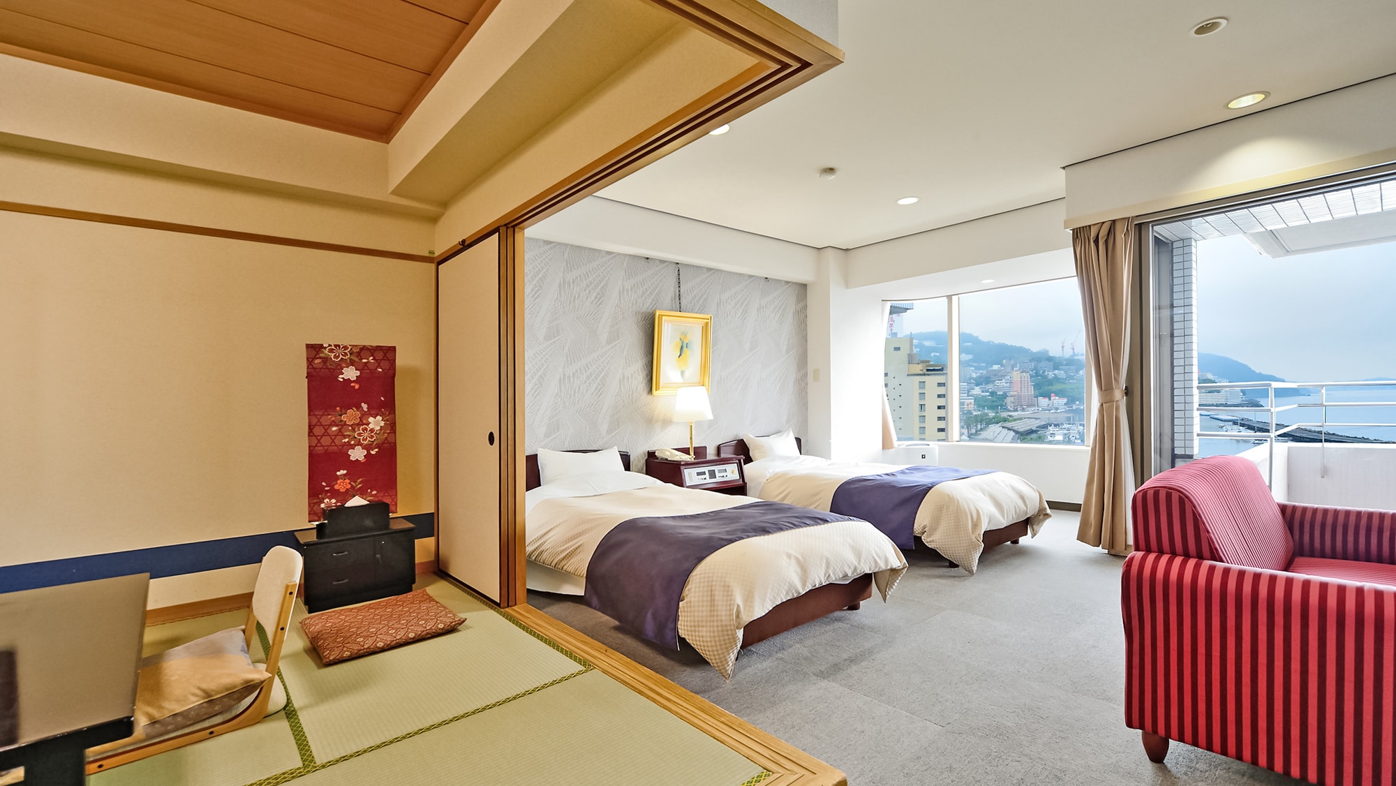 [ห้องสไตล์ญี่ปุ่น-ตะวันตก 44 ตร.ม.] จากห้องชั้นบน คุณสามารถมองเห็นทิวทัศน์ของเมือง Sagami Bay และ Atami
