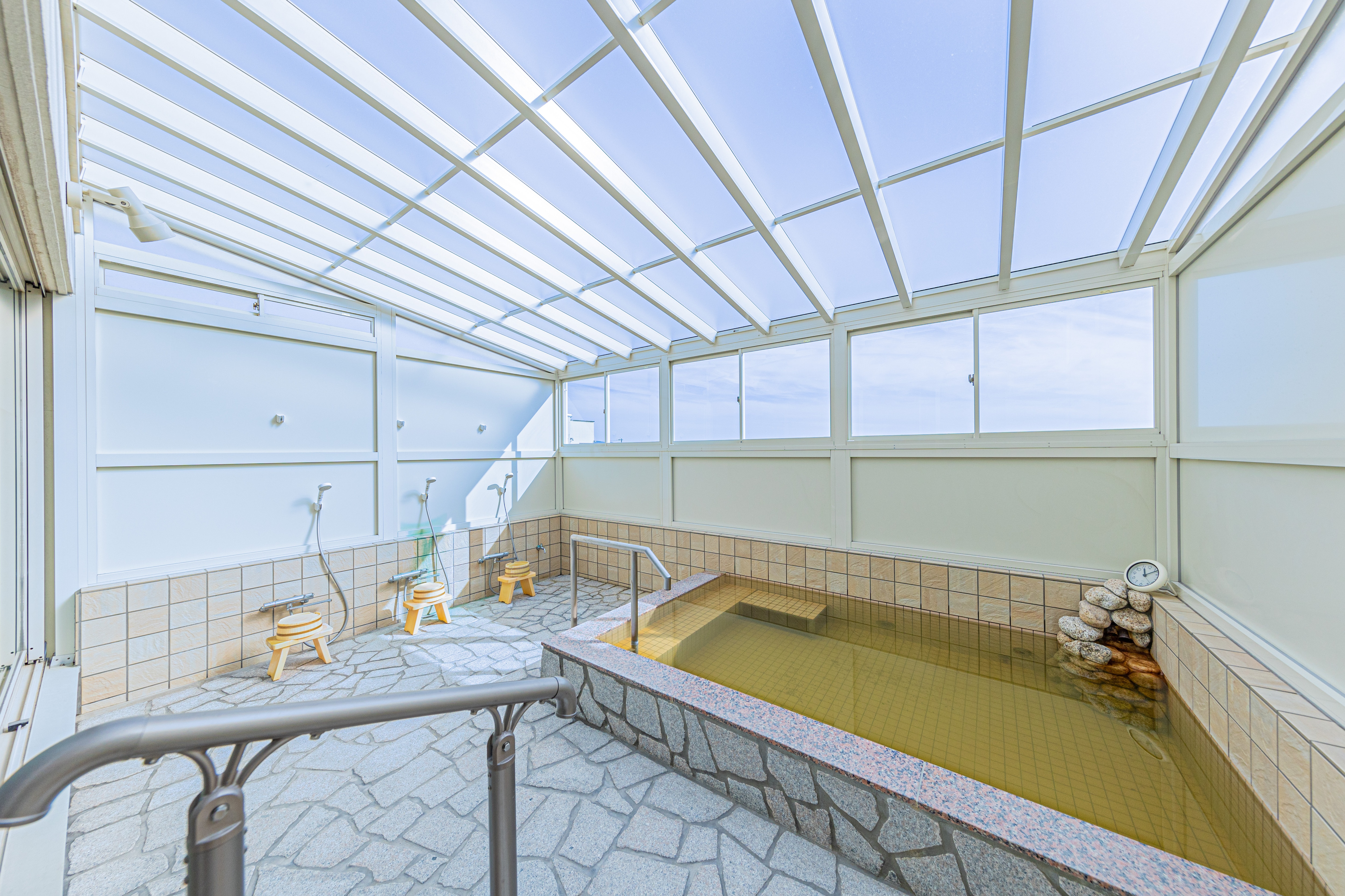Natural hot spring bathhouse, women's bath (Hamakaze): 16:00-21:45, 6:30-9:00